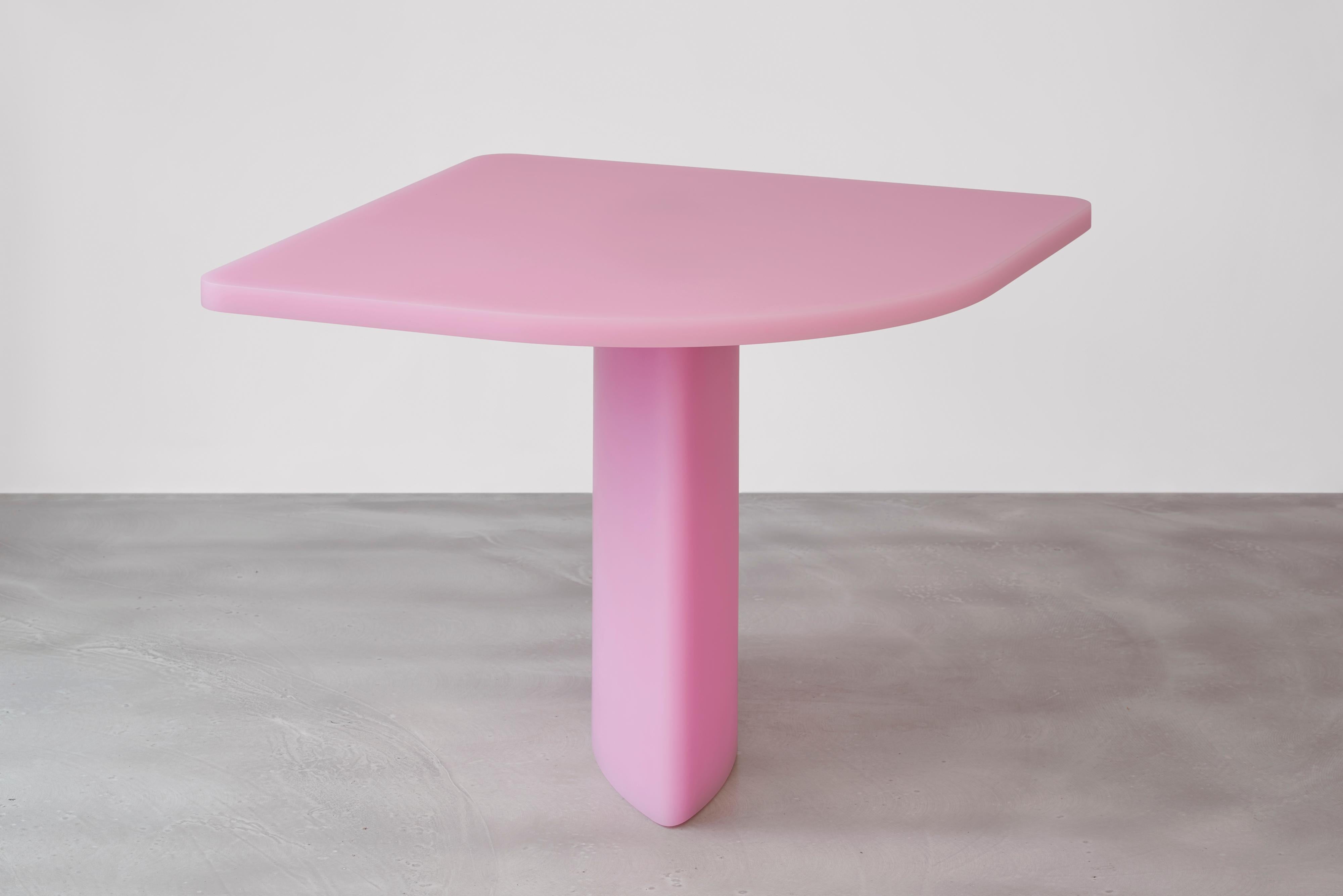 Table contemporaine en résine par Sabine Marcelis, mat, chèvrefeuille Neuf - En vente à Copenhagen, DK