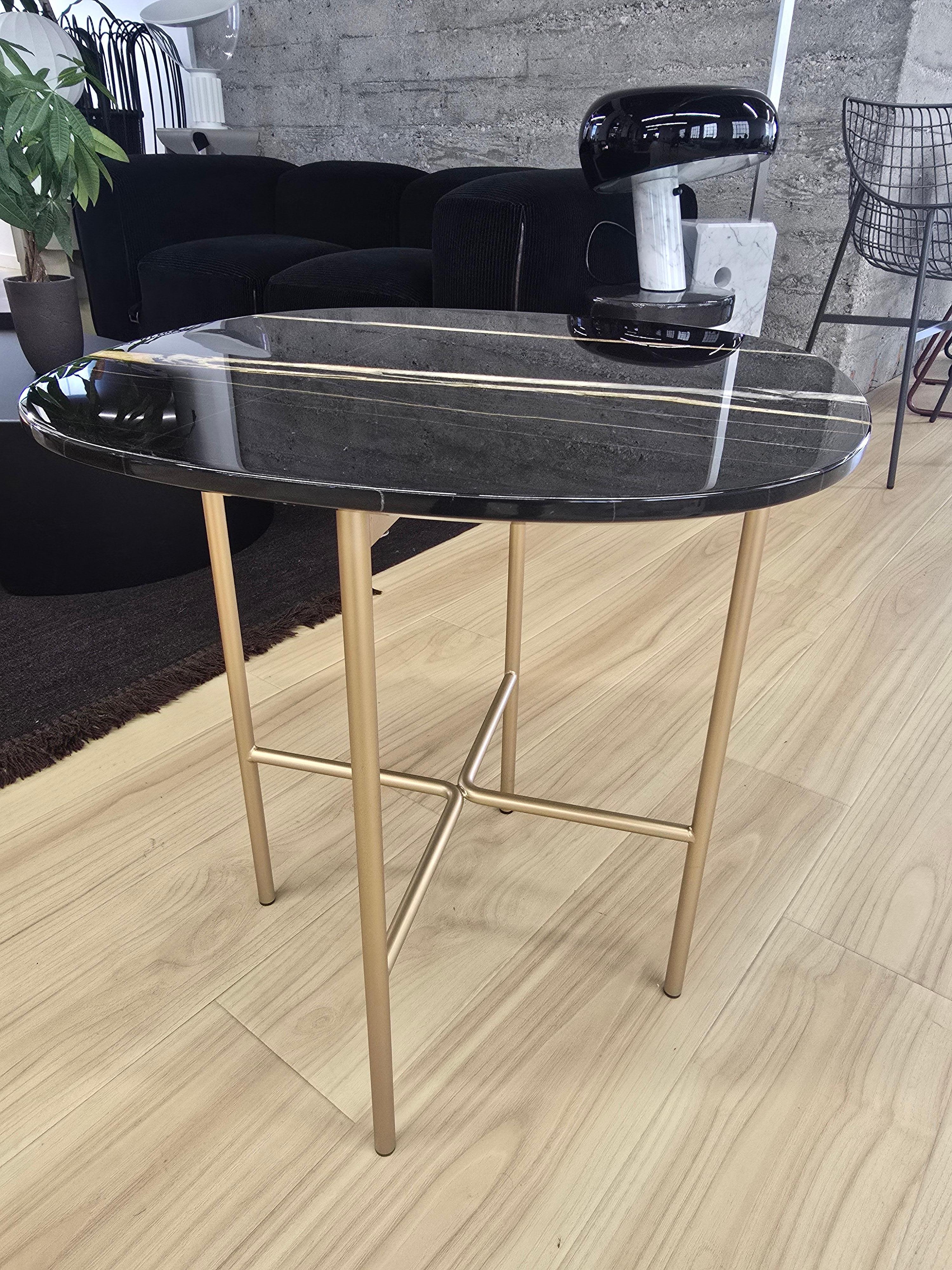 Soap Designed by Gordon Guillaumier
Soap is a side table with essential, discreet elegance, playing with the veins and natural contrasts of marble to create surfaces that seem like true works of art.

Base finish in: MATT CHAMPAGNE CHROMED BASE