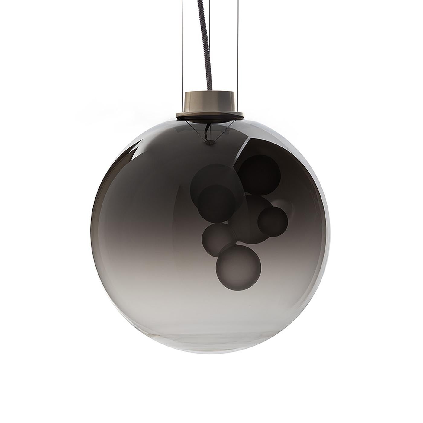 La collezione Soap gioca con il potere rivelatore della luce. La scultura di vetro all'interno si mostra solo quando la luce, come per magia, trasforma il vetro specchiato esterno creando un sublime e affascinante gioco di apparenze. L'energia