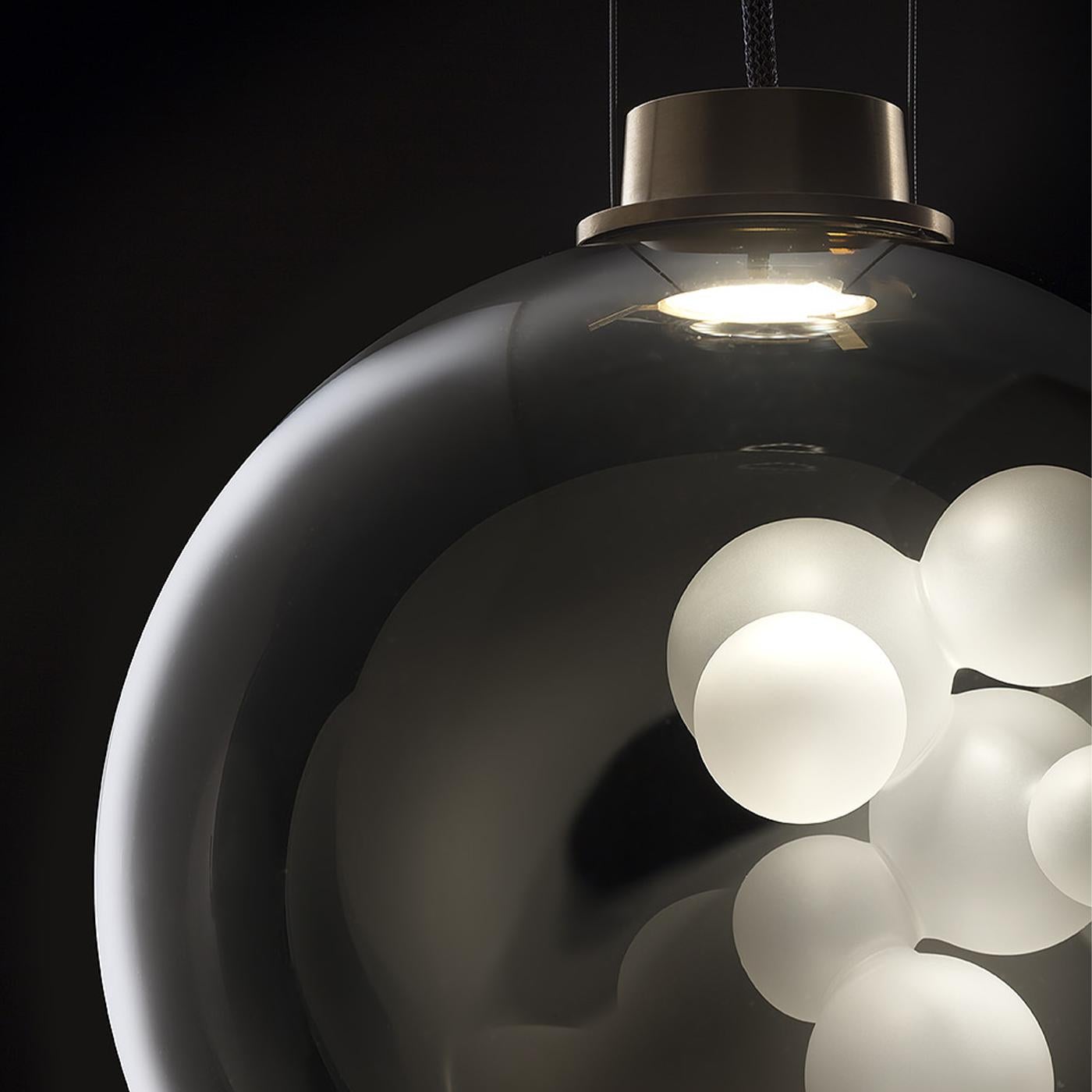 Italiano Sfera di sapone, Melogranoblu, Lampada a sospensione, Vetro metallizzato, Ottone spazzolato in vendita