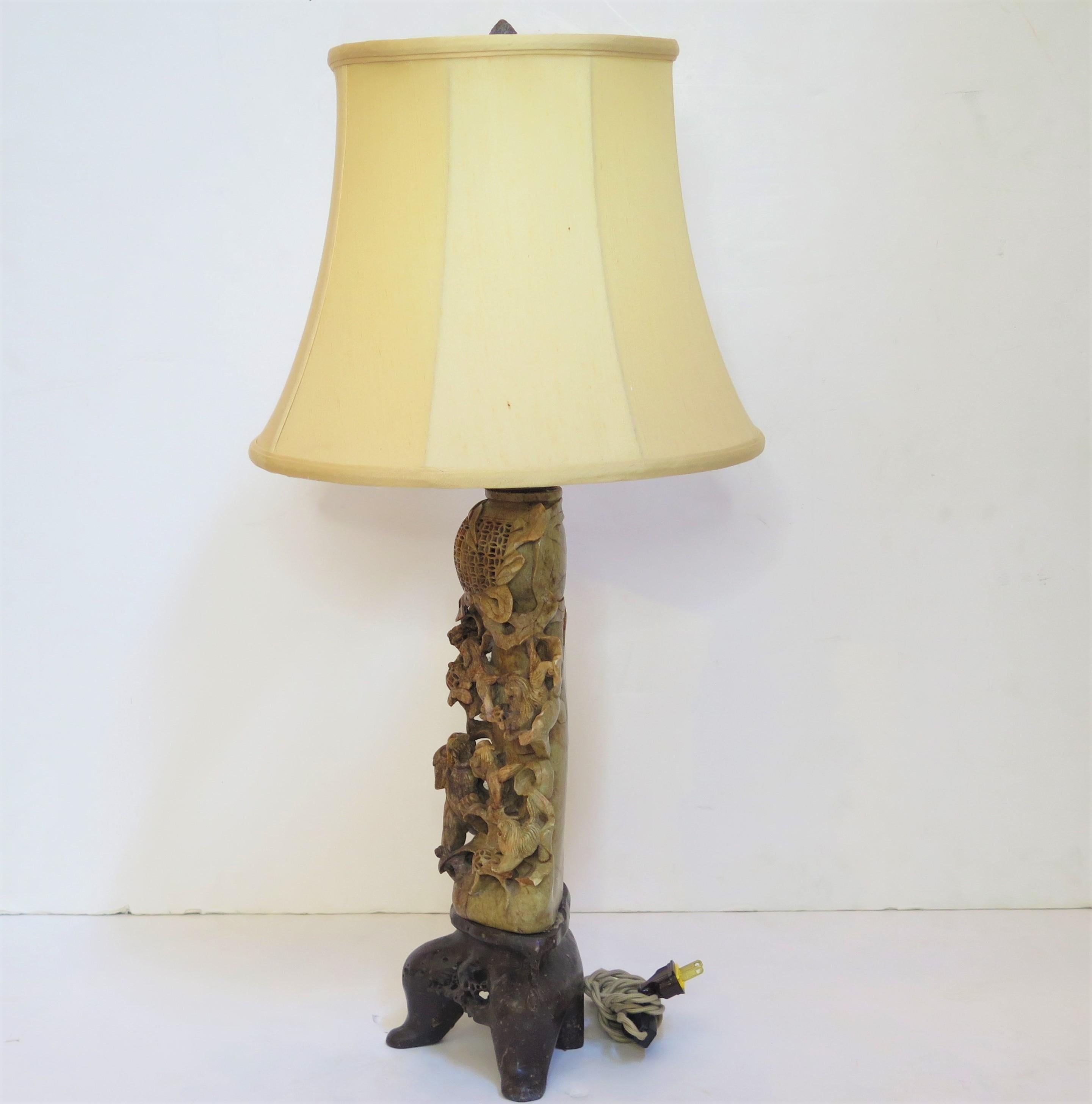 Chinesische Vase aus Speckstein als Tischlampe (Handgeschnitzt) im Angebot