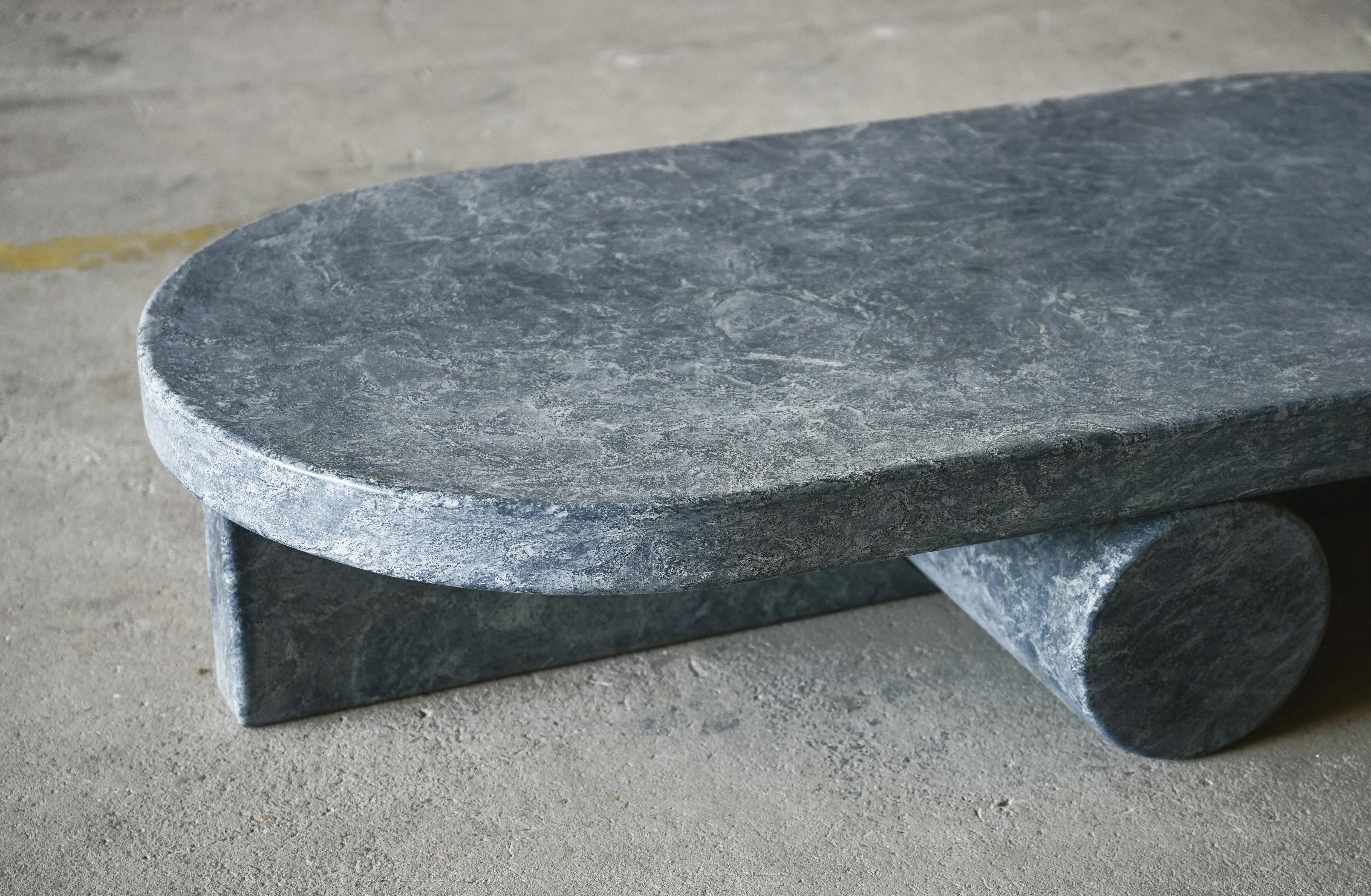 Table basse Relevo en pierre ollaire, Giorgio Bonaguro
Édition limitée à 6 + 1 AP
Dimensions : H 160 × D&H 80 × H 33 cm
MATERIAL : Pierre à savon


Collectional de tables caractérisées par des pieds métalliques courbés avec une base en marbre massif