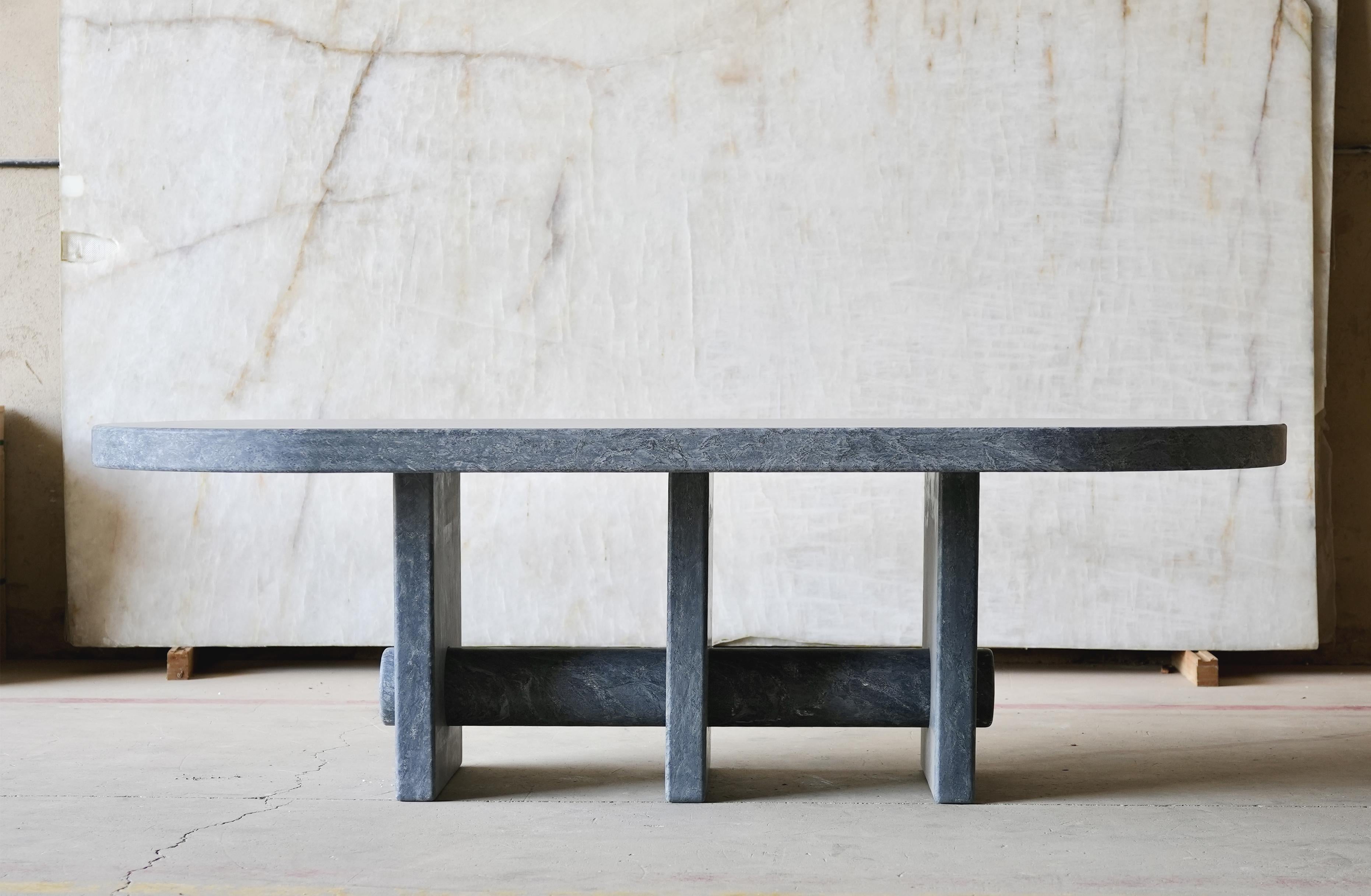 Table de salle à manger Relevo en pierre ollaire, Giorgio Bonaguro
Édition limitée à 4 + 1 AP
Dimensions : L 240 × P 110 × H 74 cm
MATERIAL : Pierre à savon


Collectional de tables caractérisées par des pieds métalliques courbés avec une base en