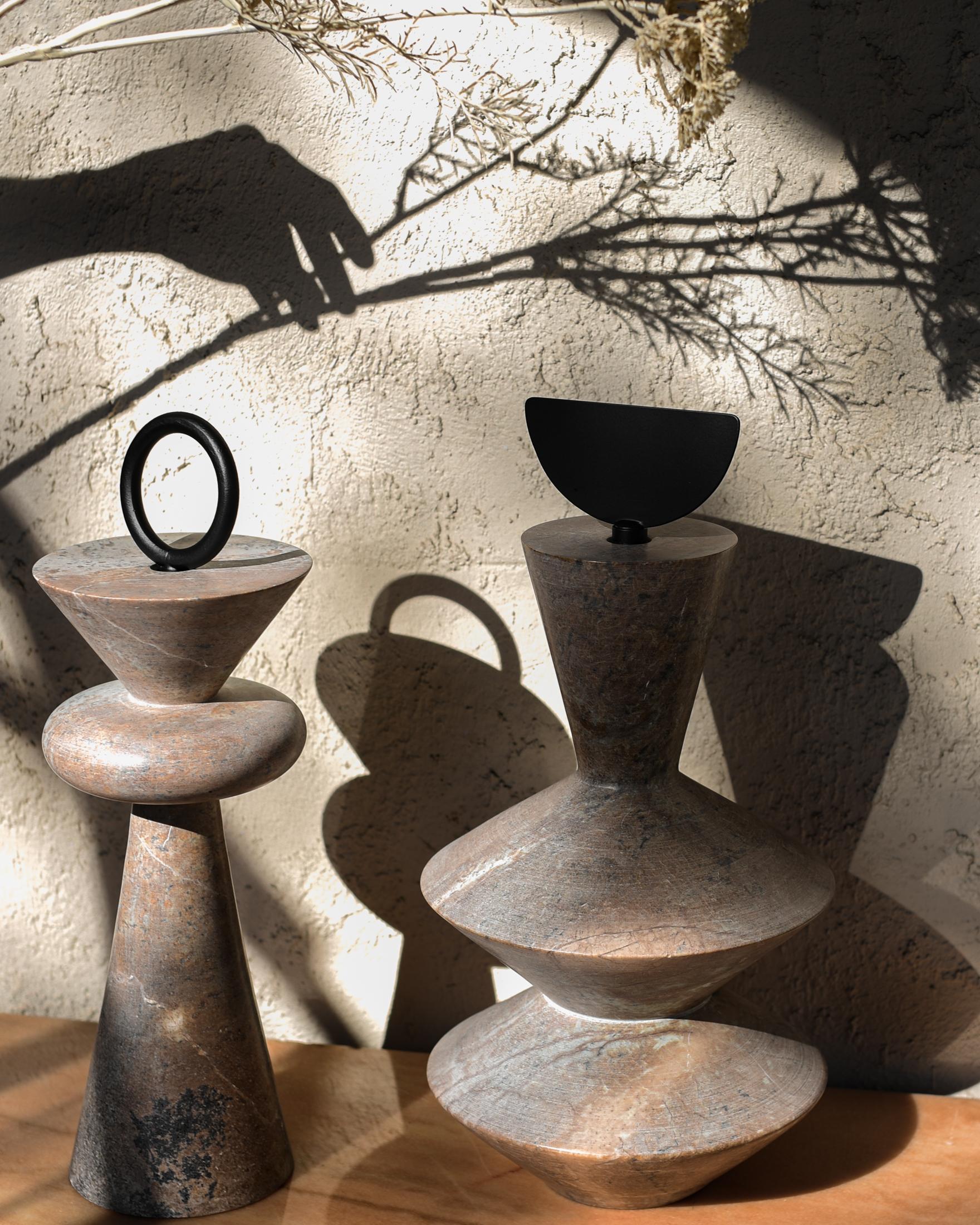 Moderne Sculptures totems en grès avec accents décoratifs en acier, fabriqués au Brésil en vente