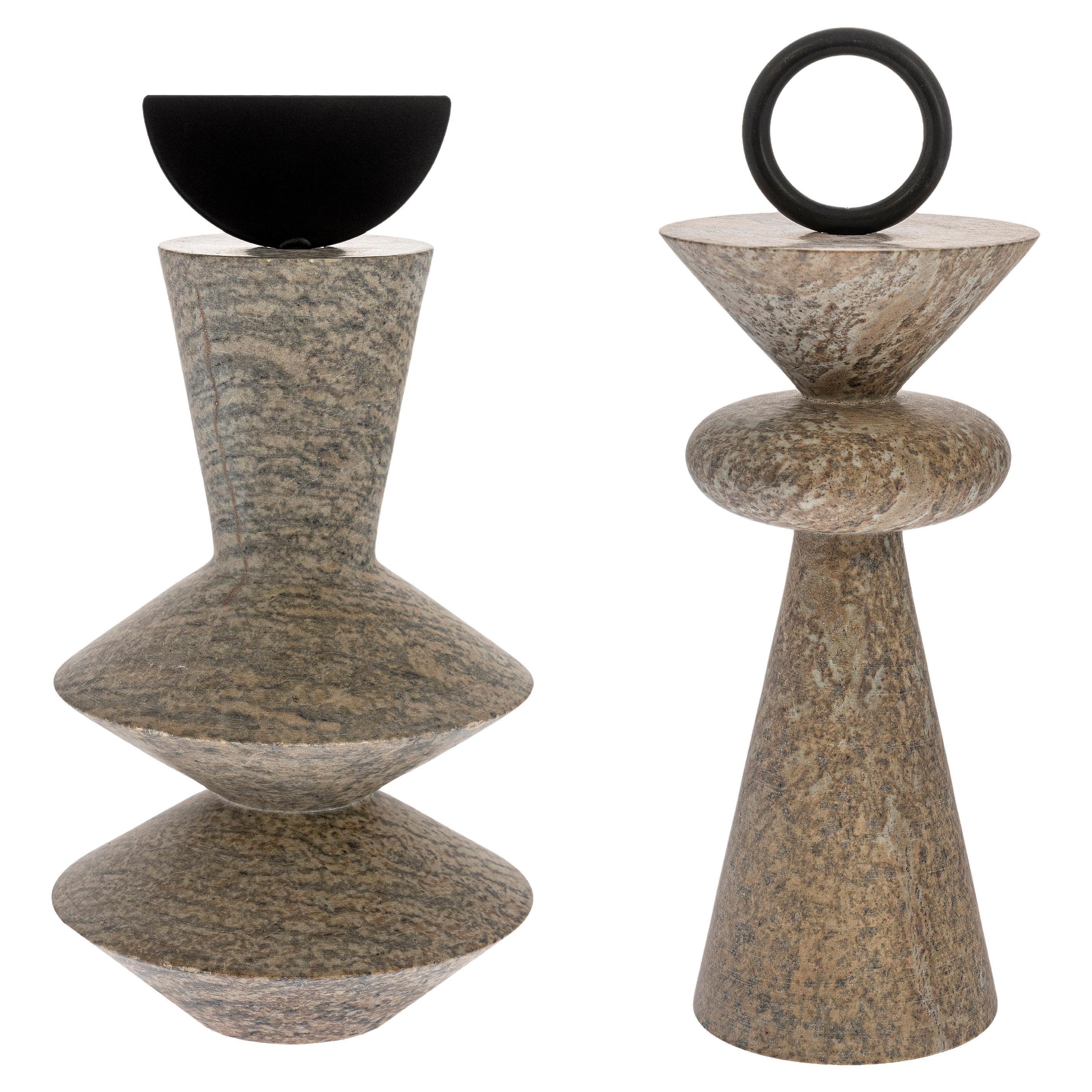 Sculptures totems en grès avec accents décoratifs en acier, fabriqués au Brésil en vente