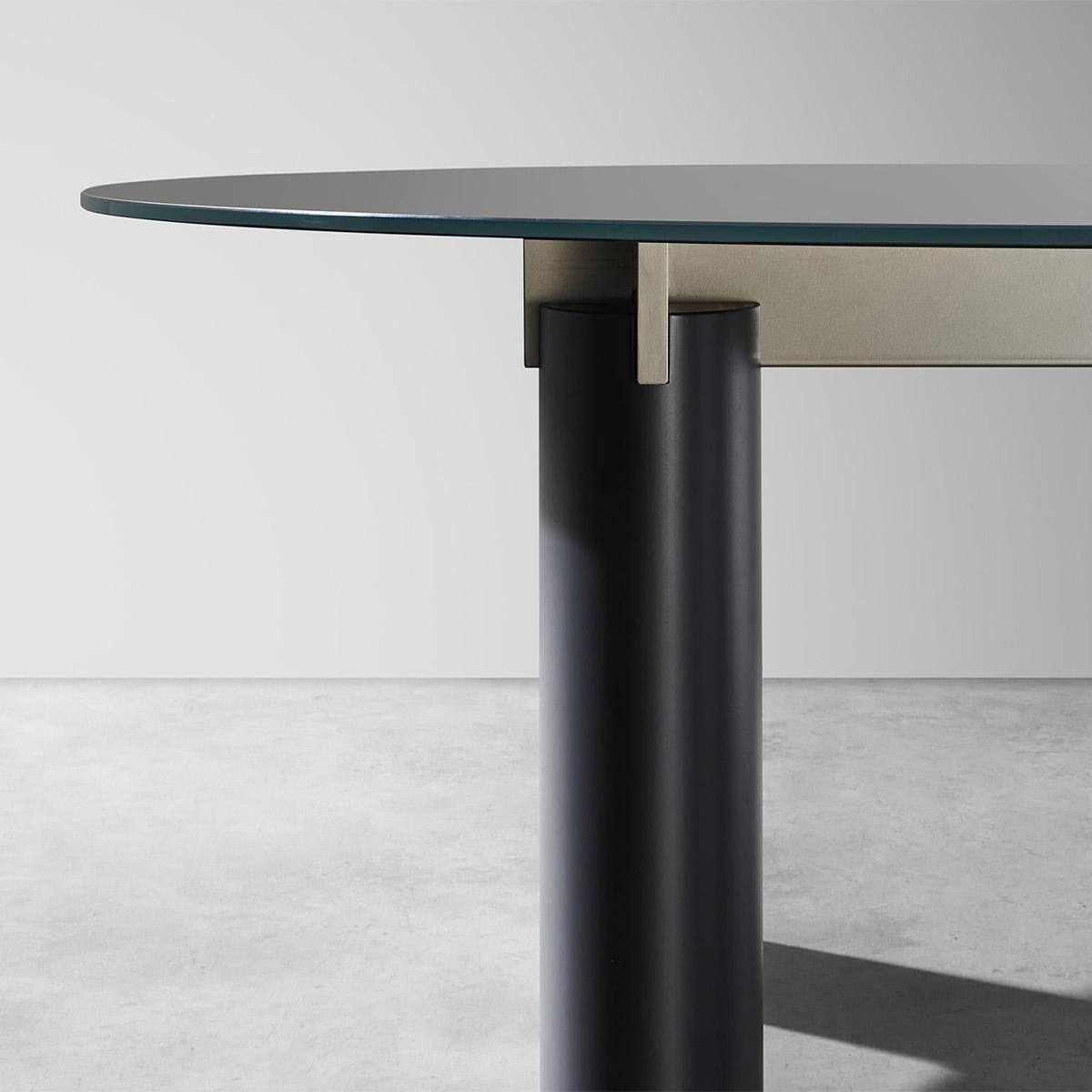 Contemporary Sober Oval Dining Table For Sale