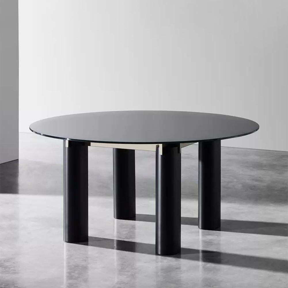Sober Round Dining Table In New Condition For Sale In Paris, FR