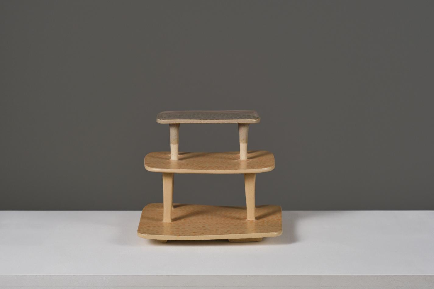 Travaillant à partir de la céramique comme une discipline large qui inclut le design, la sculpture et la peinture, cette œuvre appartient à une collection d'objets dans lesquels les volumétries énergiques dialoguent avec la fragilité, l'équilibre et