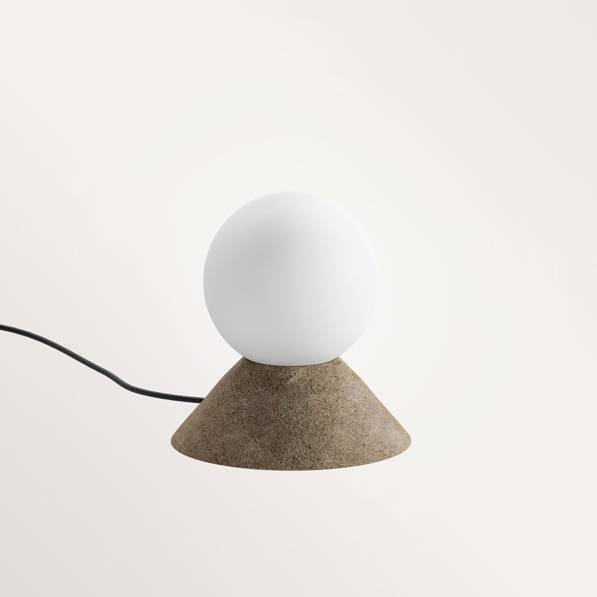 Lampe de table Sobru par Gobo Lights
Dimensions : D&H 16 x L 16 x H 17 cm
MATERIAL : Laiton, opaline.
Poids : 0,4 kg. 


Autodidacte et issu du monde de la chimie, cet artisan/designer belge conçoit ses pièces avec autant de minutie que dans un