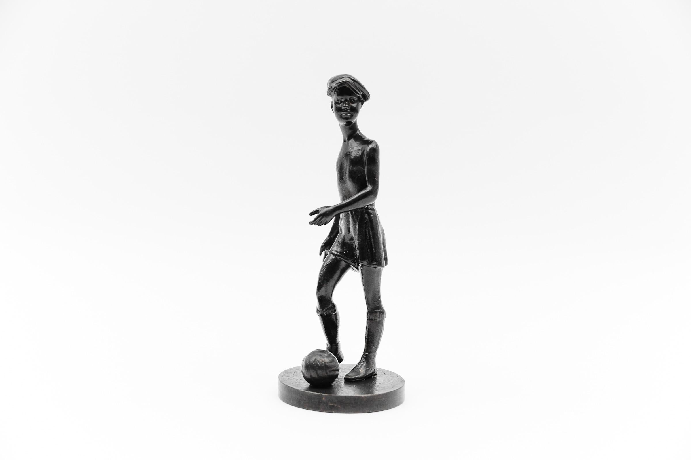 Giocatore di calcio, scultura Art Deco, anni '40 circa in vendita 3