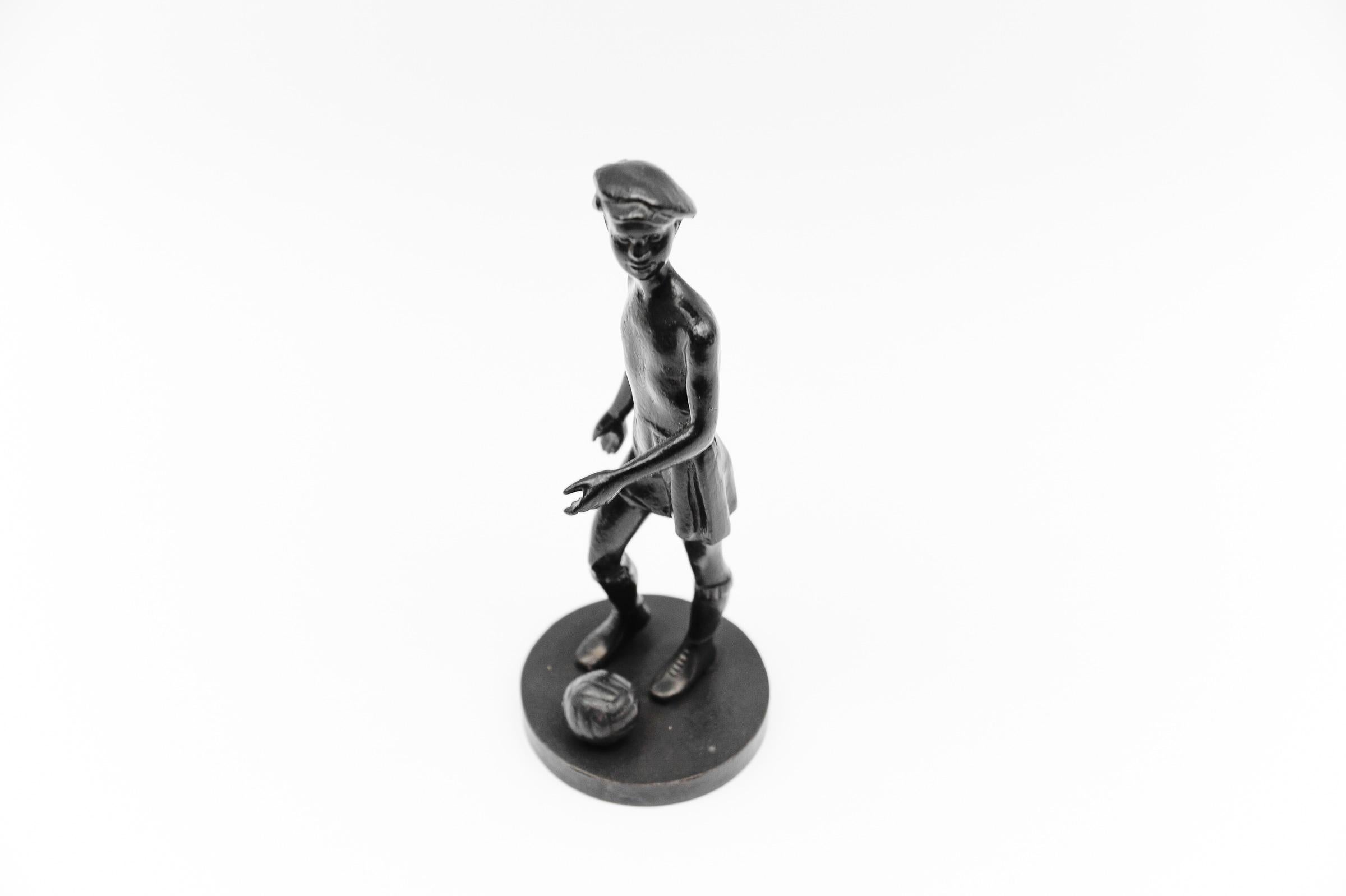 Giocatore di calcio, scultura Art Deco, anni '40 circa in vendita 4