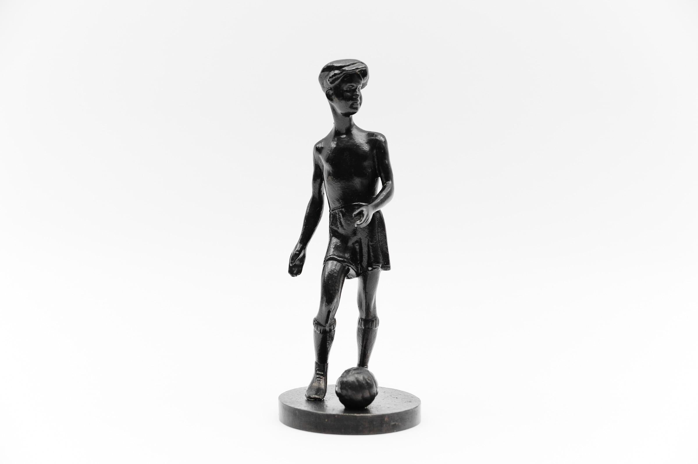 Art Déco Giocatore di calcio, scultura Art Deco, anni '40 circa in vendita