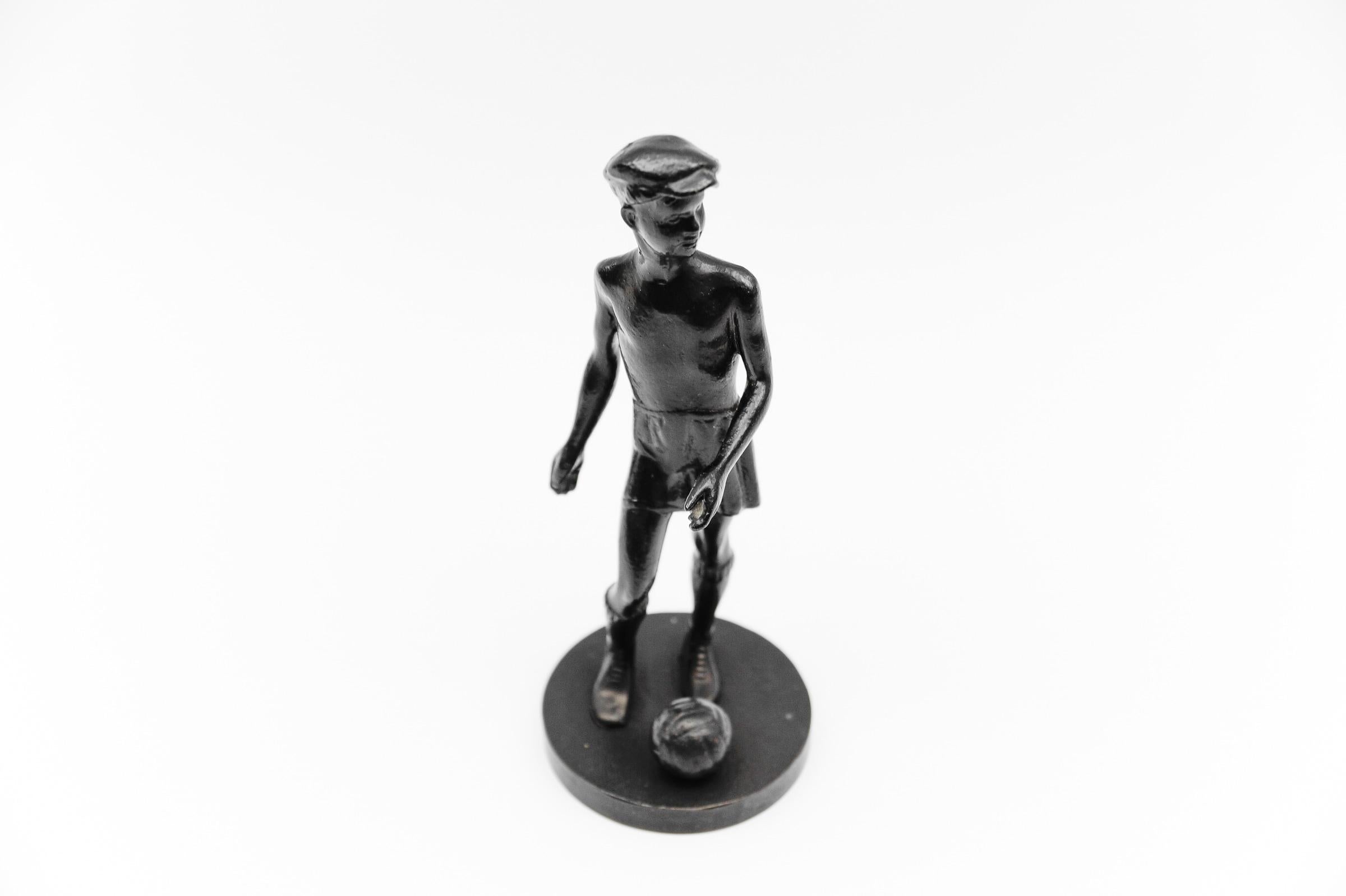 Ucraino Giocatore di calcio, scultura Art Deco, anni '40 circa in vendita