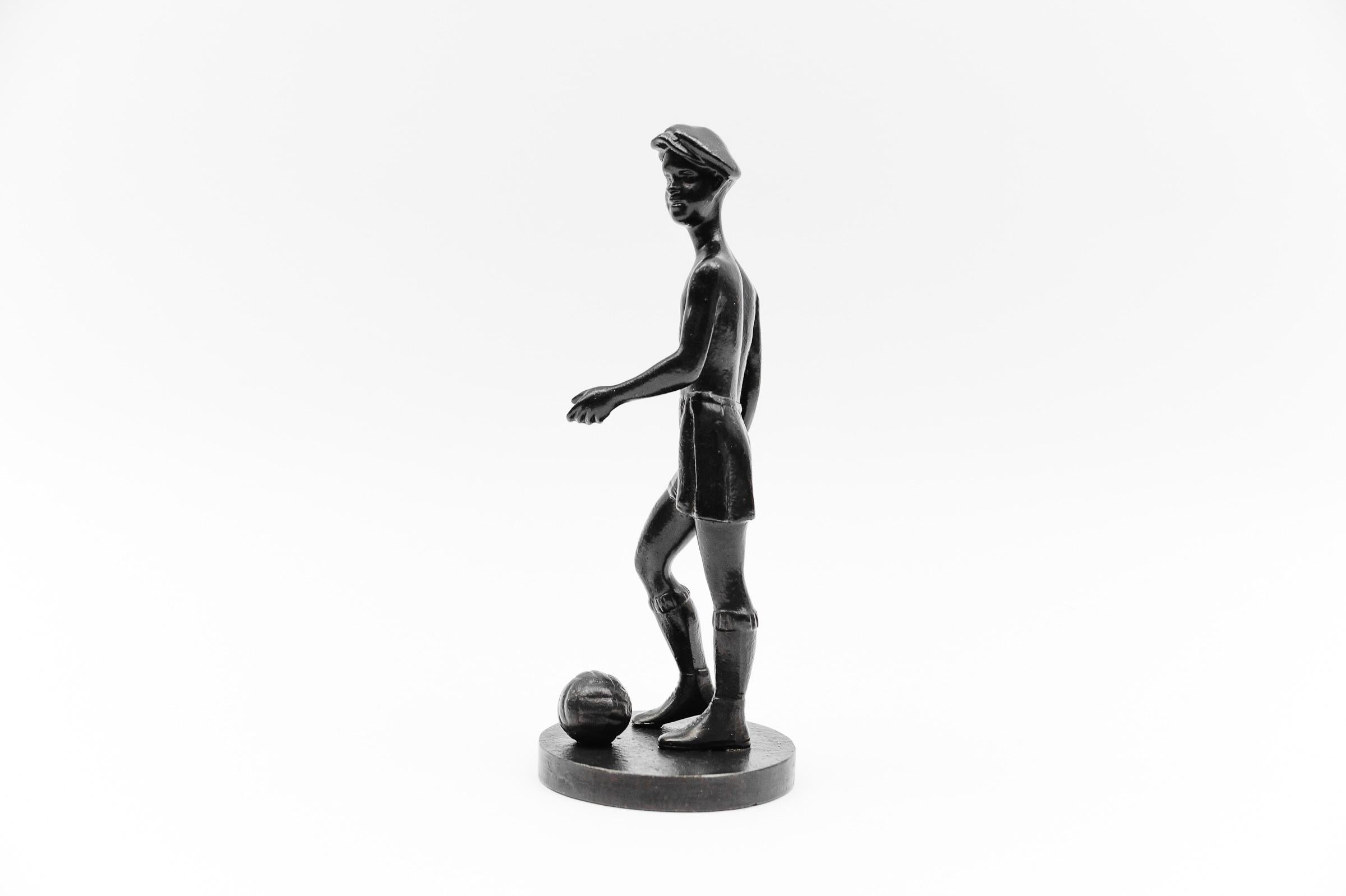 Metallo Giocatore di calcio, scultura Art Deco, anni '40 circa in vendita