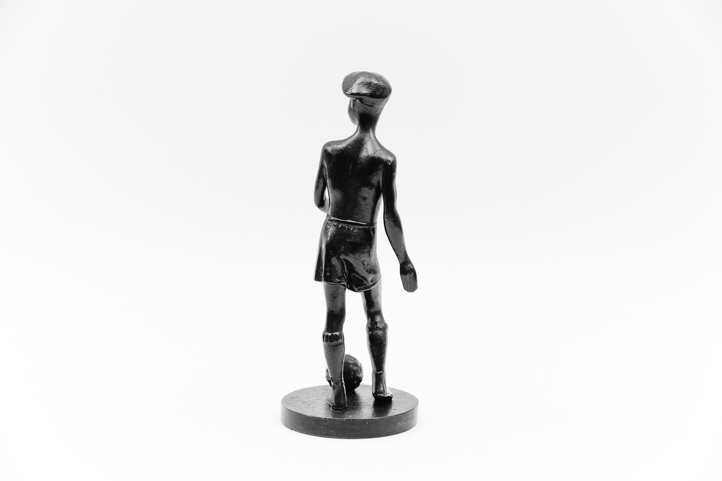 Giocatore di calcio, scultura Art Deco, anni '40 circa in vendita 1