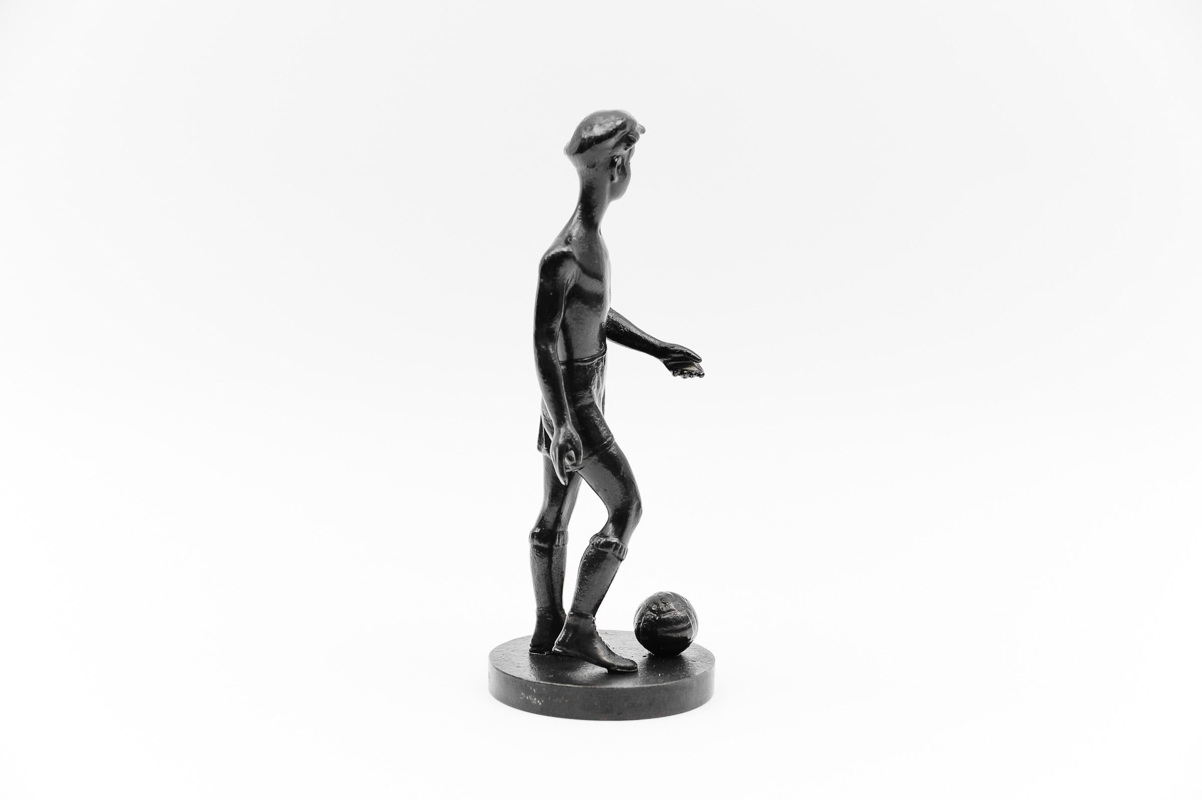 Giocatore di calcio, scultura Art Deco, anni '40 circa in vendita 2