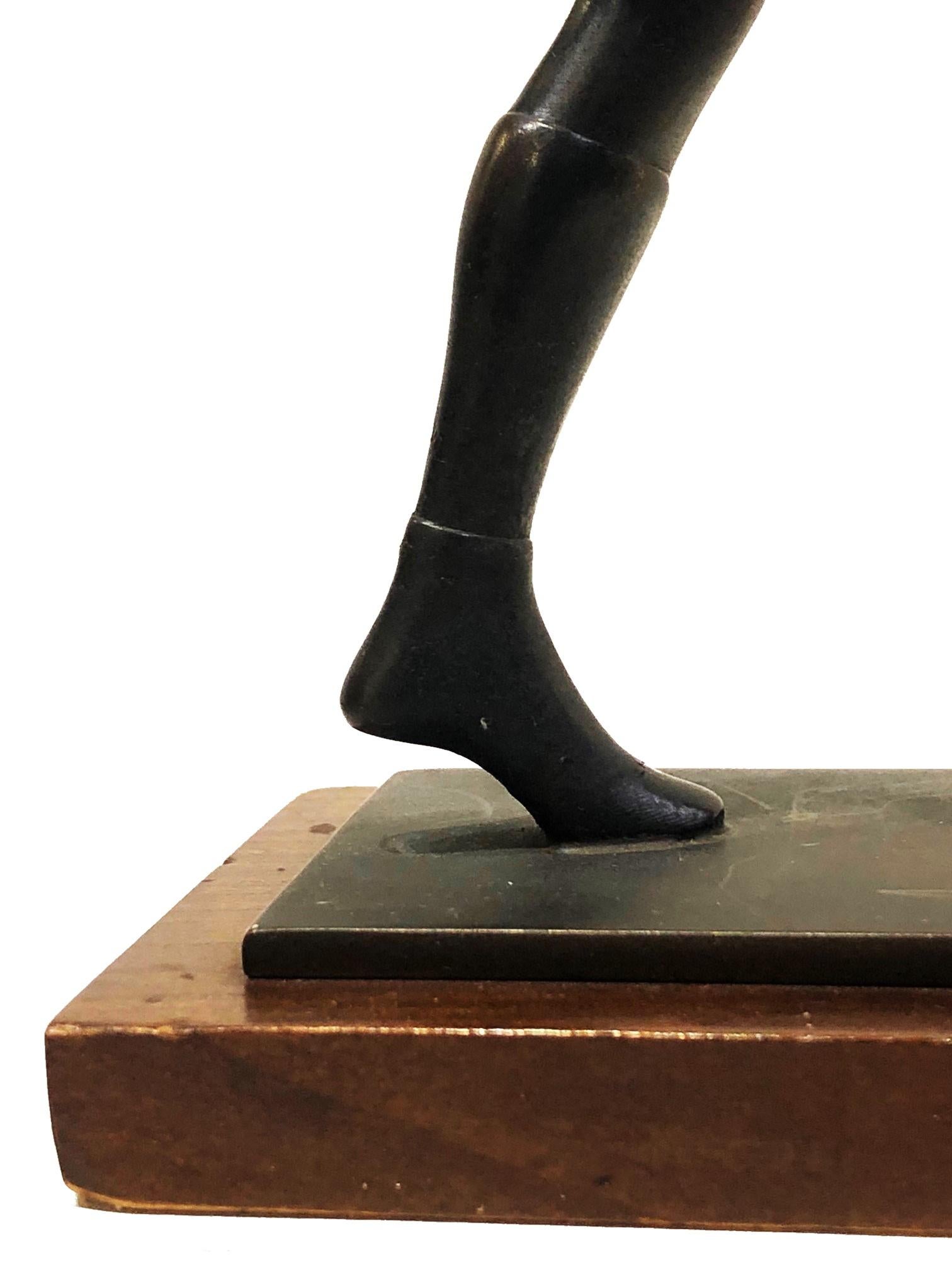 Jugador de fútbol, escultura alemana Art Decó de bronce patinado, ca. 1930 en venta 6