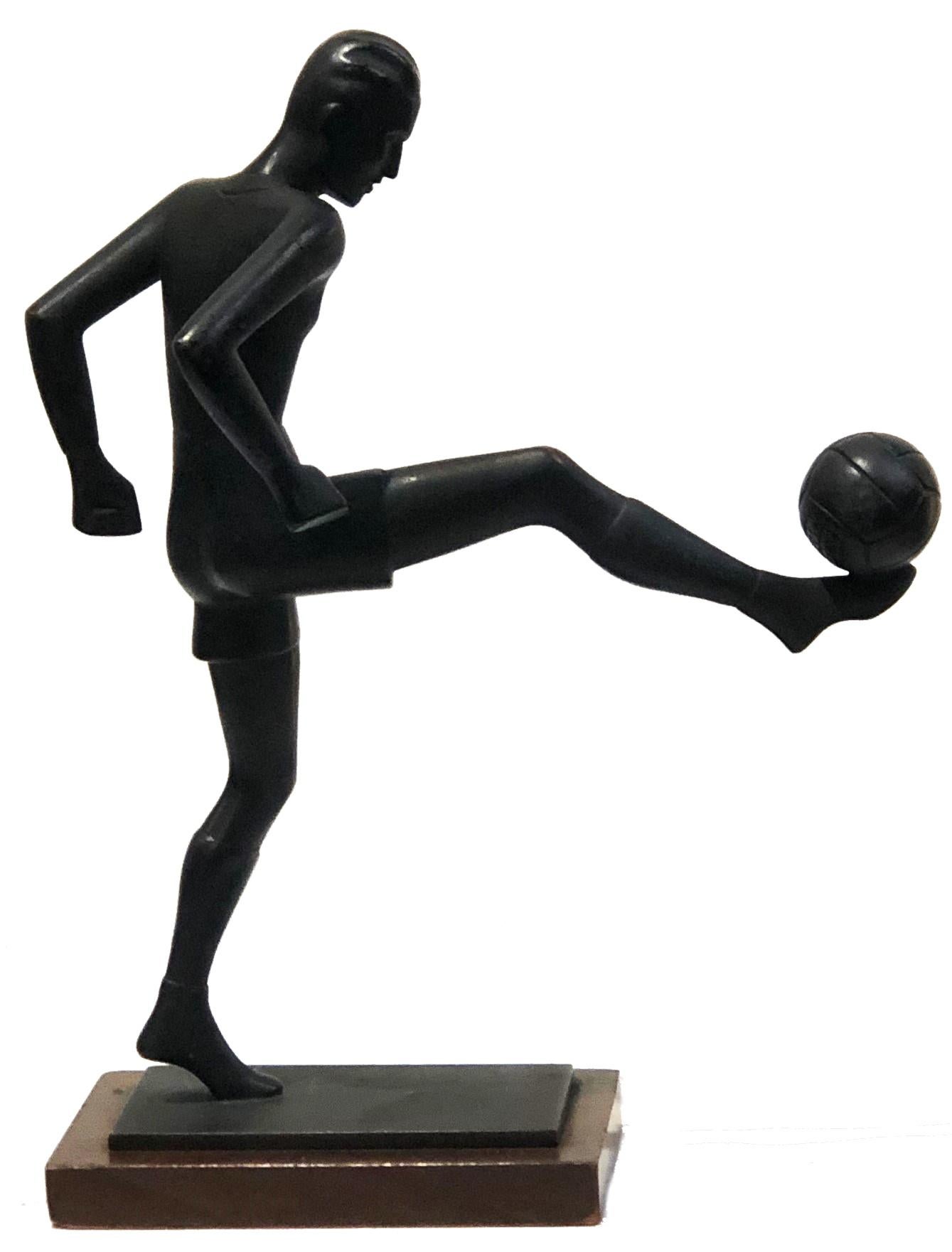 Milieu du XXe siècle Joueur de football, sculpture allemande en bronze patiné Art déco, vers 1930 en vente