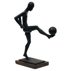 Jugador de fútbol, escultura alemana Art Decó de bronce patinado, ca. 1930