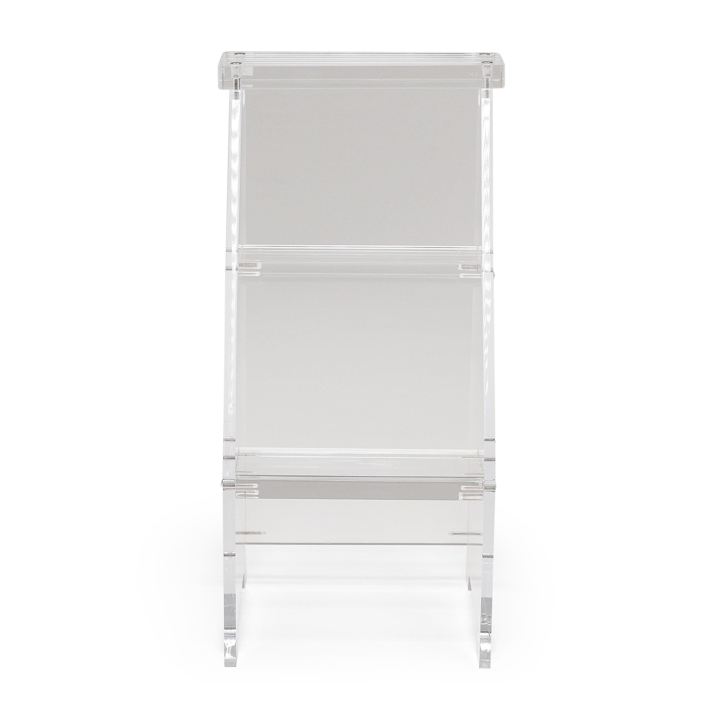 Taburete de tres peldaños de lucita transparente con un diseño moderno atribuido a Dragonette Private Label de Palm Desert, California. De líneas limpias y translúcido, el taburete es ideal en interiores minimalistas, colocado junto a una cama,