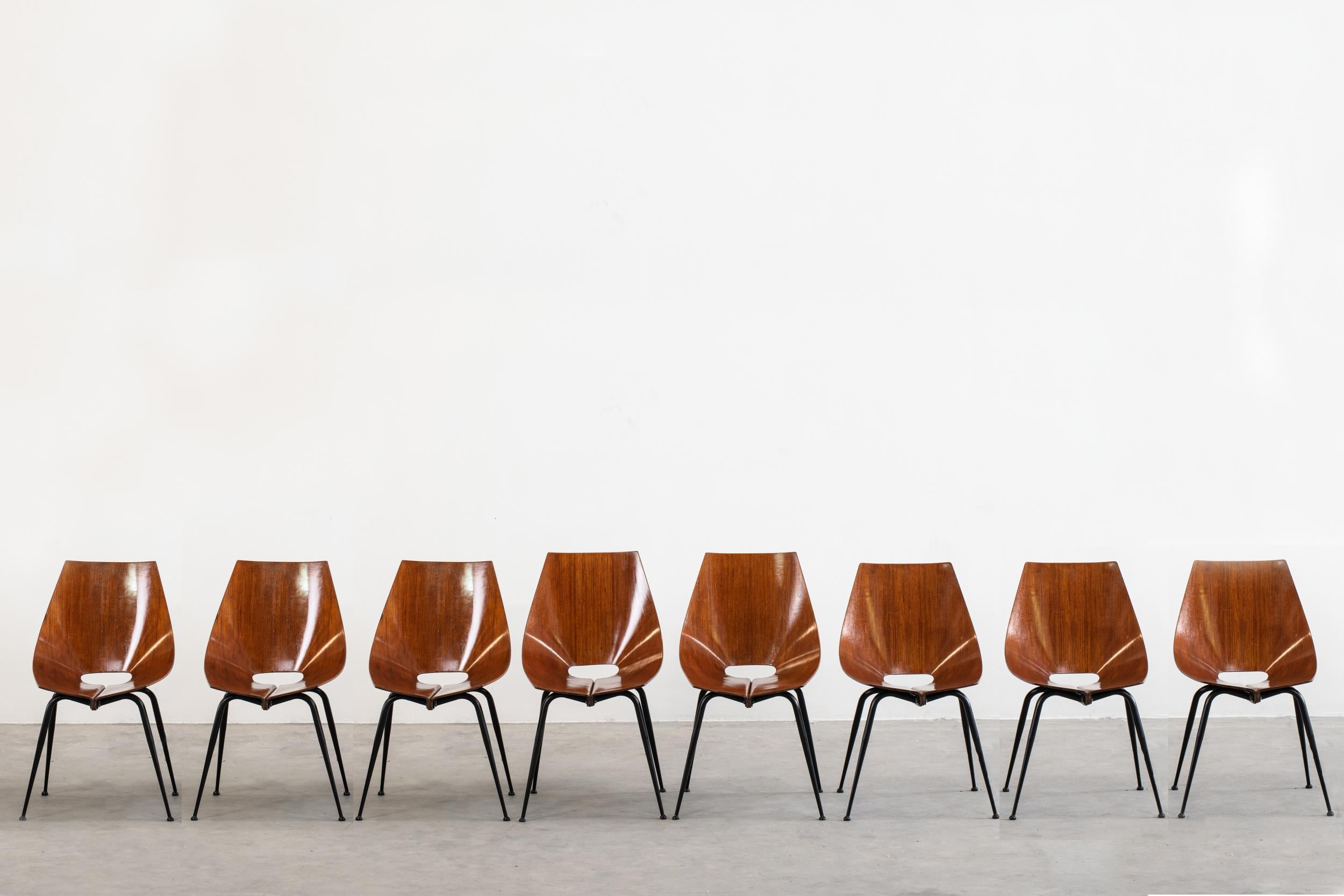 Exquisite set of eight dining chairs in curved plywood, attributed to Carlo Ratti and produced by Società Compensati Curvi, Italy, 1950s.
 