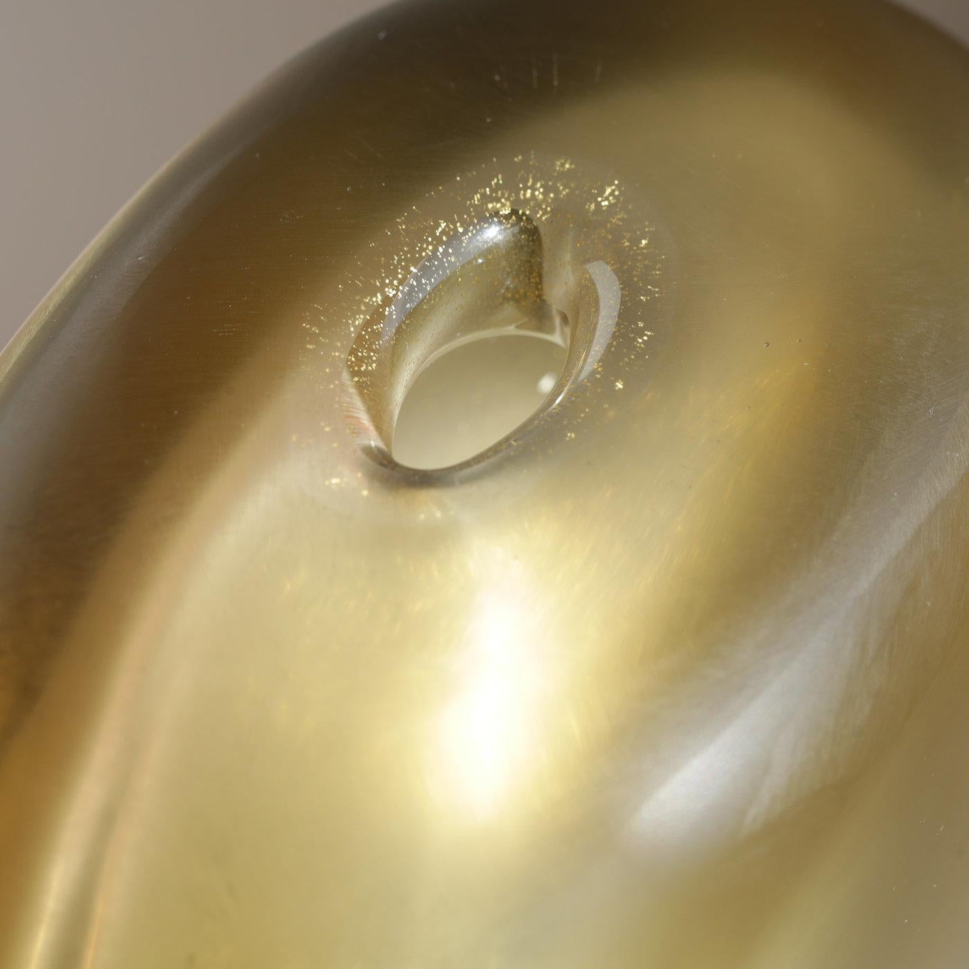 Questo squisito vaso soffiato a bocca e lavorato a mano è rifinito a mano con una mola diamantata per ottenere una superficie uniforme e simile alla seta.