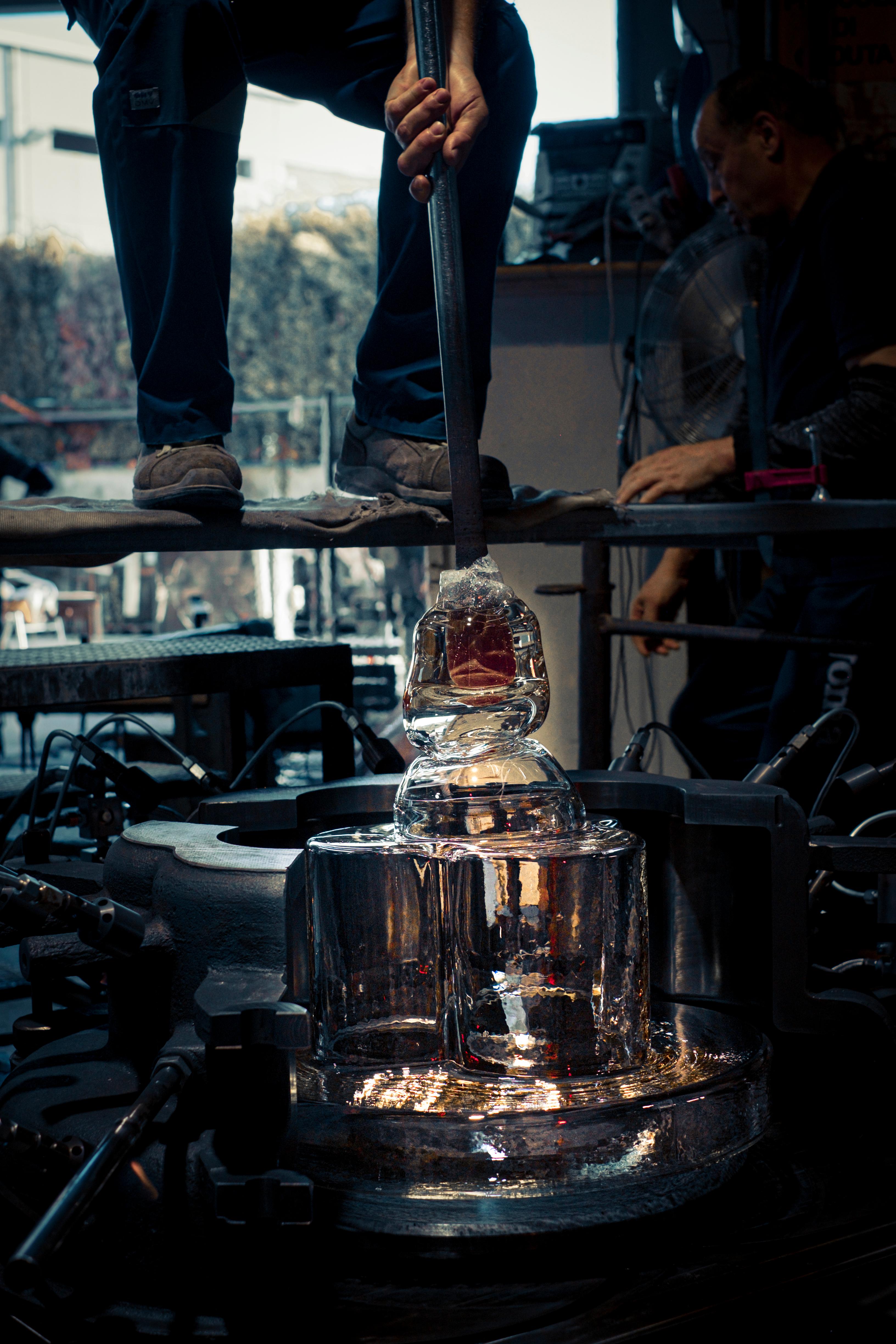 italien Table basse haute en verre de Murano soufflé à la soude en lumière d'améthyste de Yiannis Ghikas en vente