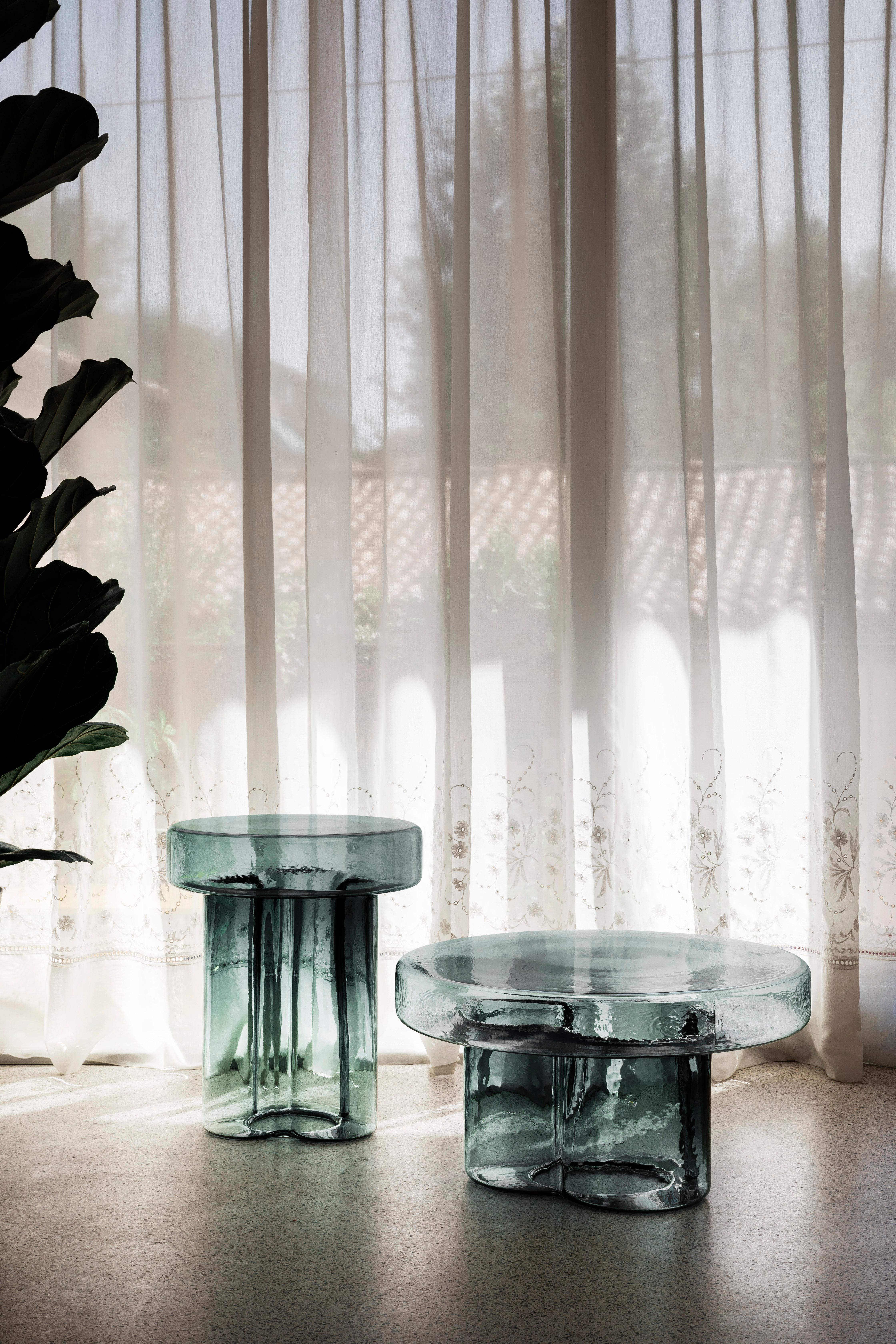 XXIe siècle et contemporain Table basse haute en verre de Murano soufflé à la soude en lumière d'améthyste de Yiannis Ghikas en vente