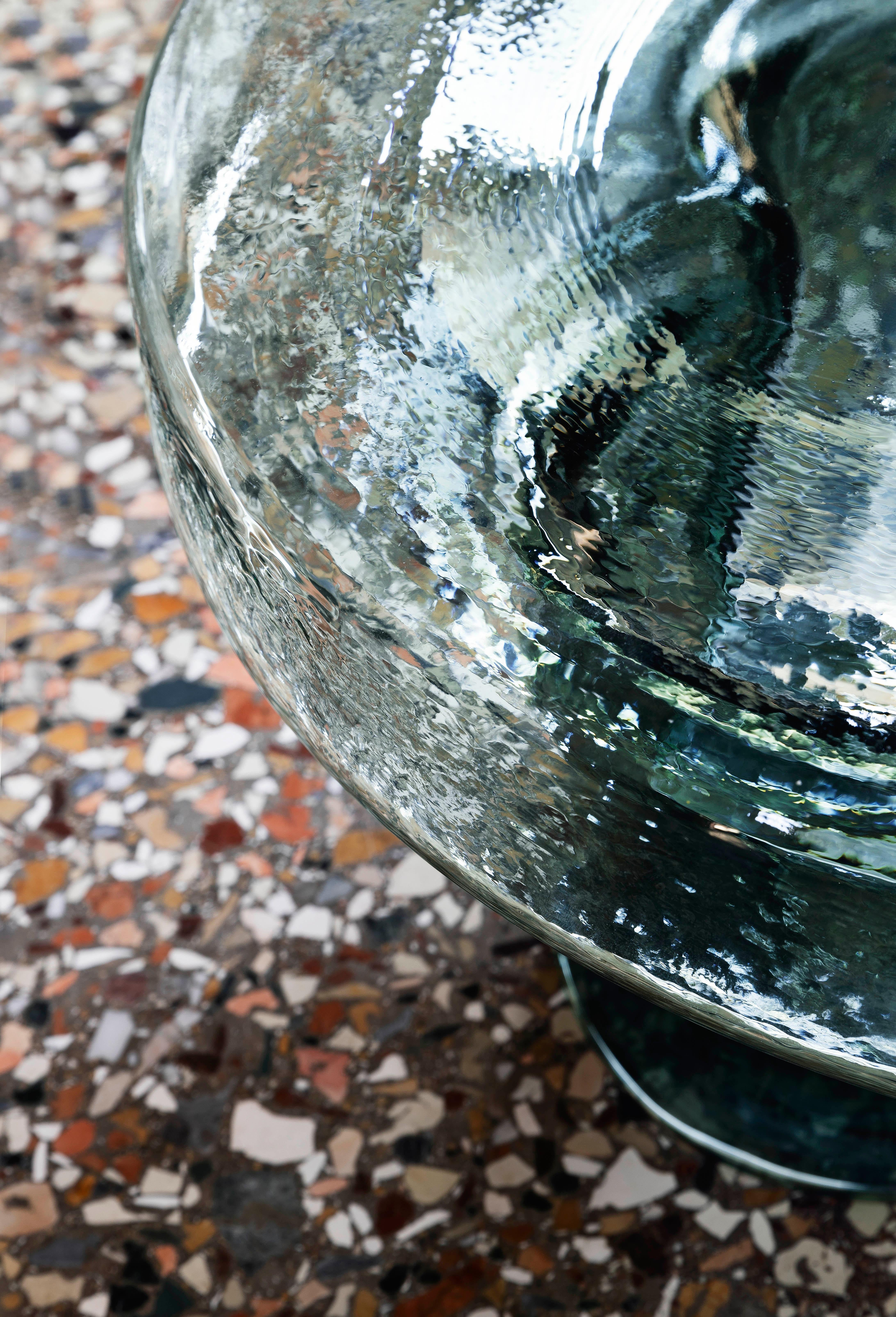 Moderne Table basse haute en verre de Murano soufflé à la soude en bleu clair de Yiannis Ghikas en vente