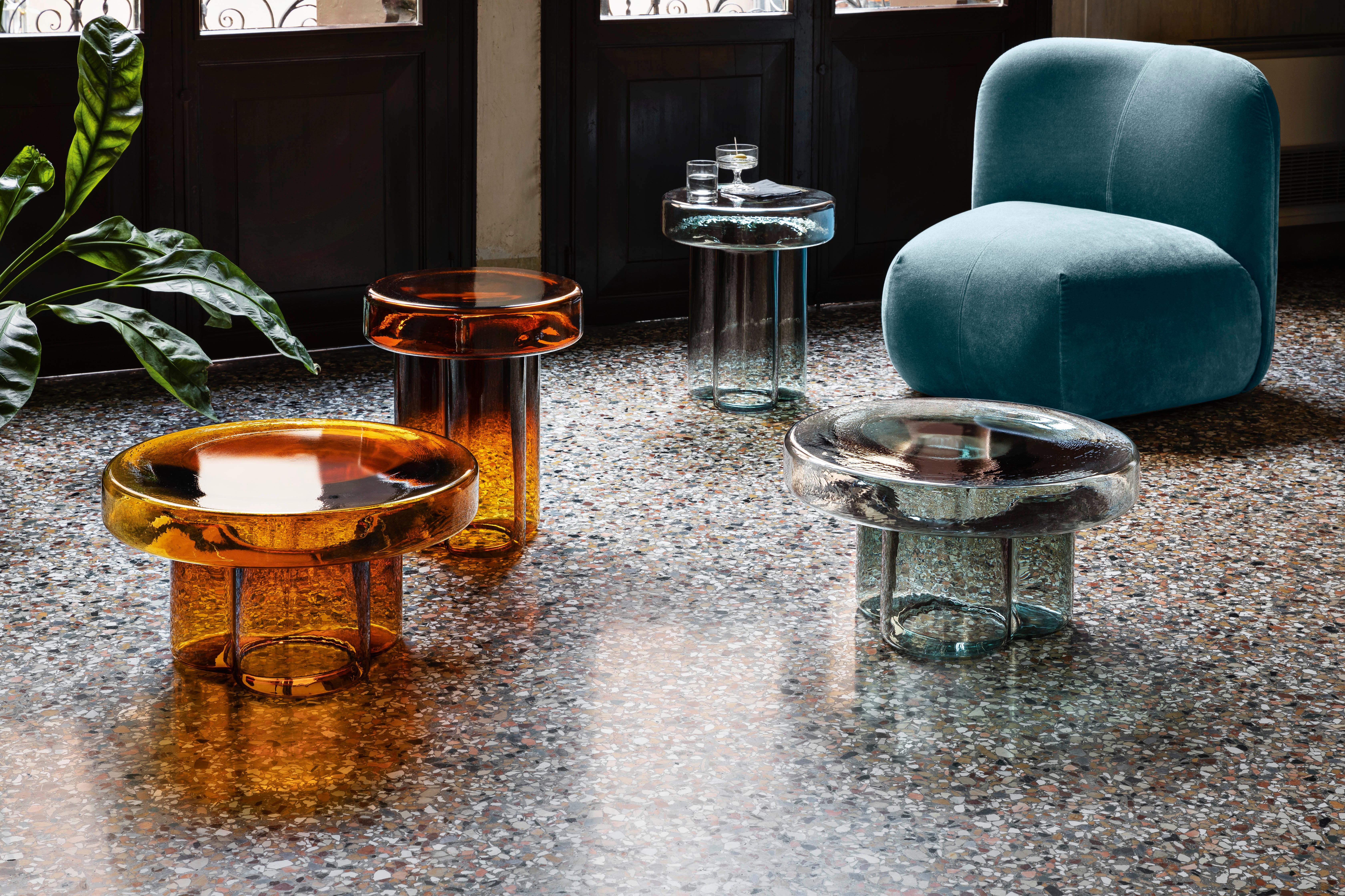 XXIe siècle et contemporain Table basse haute en verre de Murano soufflé à la soude en bleu clair de Yiannis Ghikas en vente