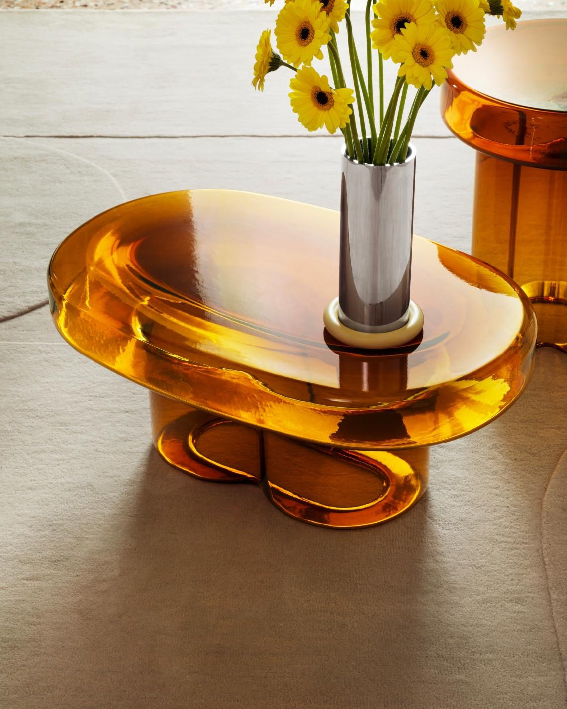 Mesa baja ovalada de cristal de Murano soplado en ámbar  por Yiannis Ghikas Moderno en venta