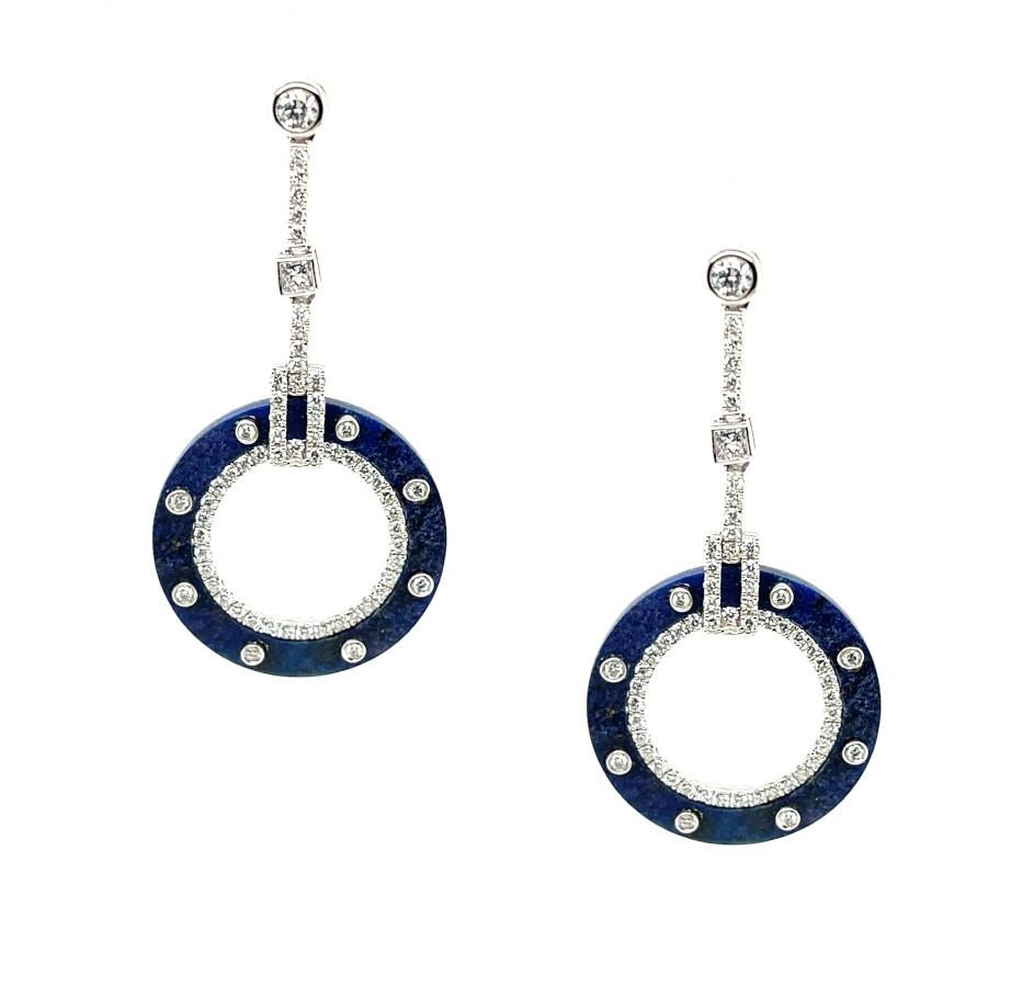Due gemme di sodalite circolari circondano un cerchio aperto di diamanti rotondi scintillanti in questi orecchini pendenti in oro bianco 18 carati di ispirazione Art Déco. Ogni montatura in sodalite è ingioiellata con diamanti rotondi incastonati e