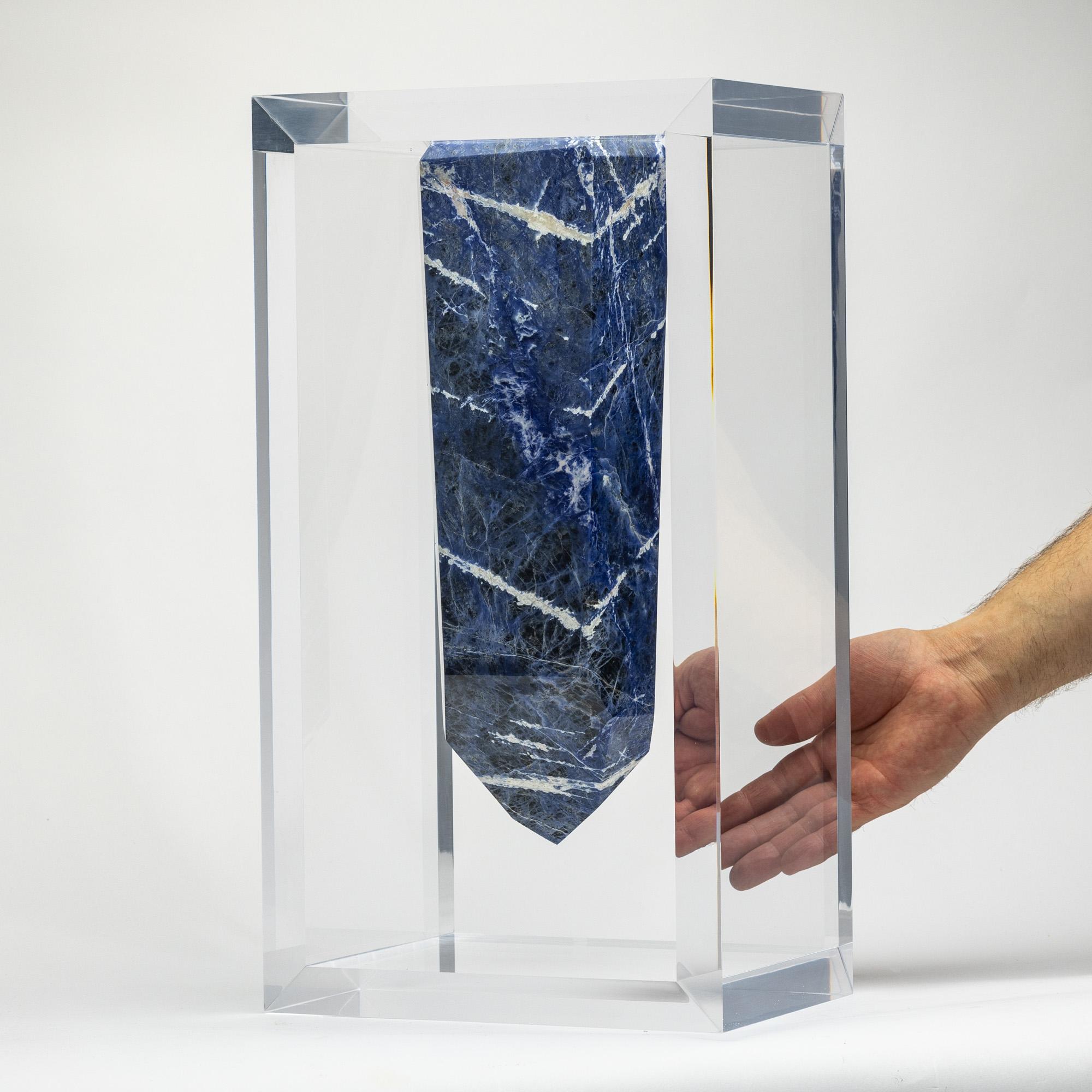 Rock in a Box è un progetto originale di Ernesto Duran che celebra tre aspetti chiave dell'esposizione di minerali e fossili. Innanzitutto, crea un punto di fuga che esalta la bellezza naturale del pezzo. In secondo luogo, mette in mostra il fossile