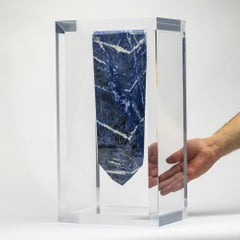 Punta de sodalita azul brasileña montada en expositor acrílico versátil original