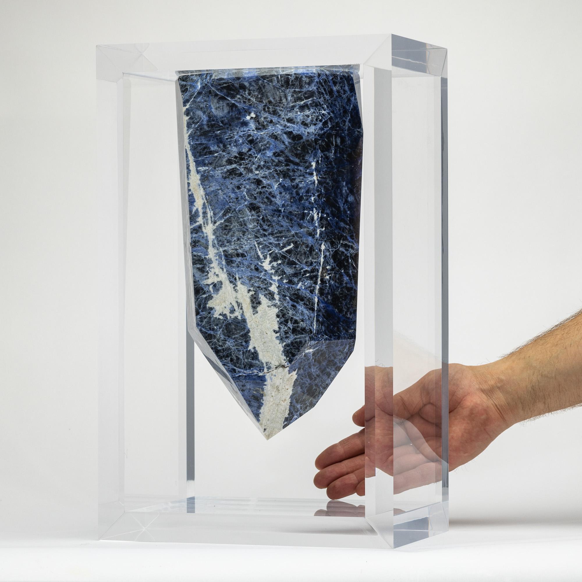 Origin: Brazil

Sodalite or sodalite means “sodium stone” because its chemical composition presents a high content of this element.
Sodalite is a fascinating mineral for collectors since it is not easy to find such well crystallized specimens in