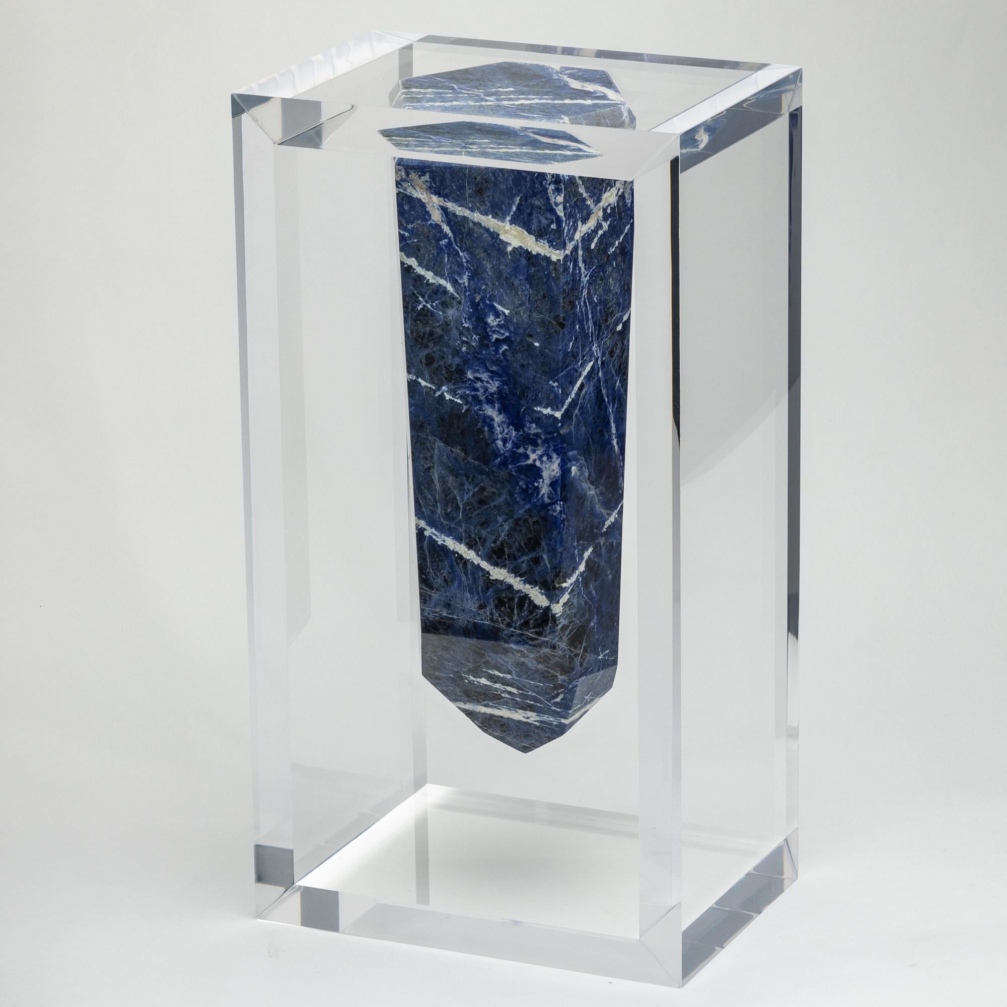Organico moderno Punta di Sodalite blu brasiliana montata in un originale e versatile espositore in acrilico in vendita