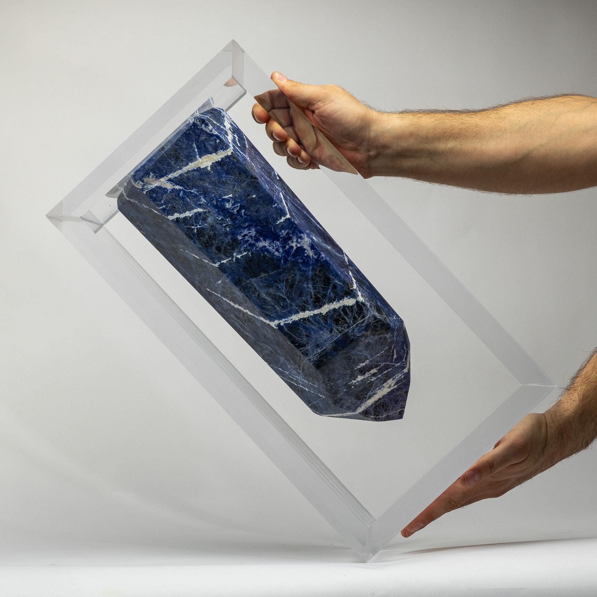 Messicano Punta di Sodalite blu brasiliana montata in un originale e versatile espositore in acrilico in vendita