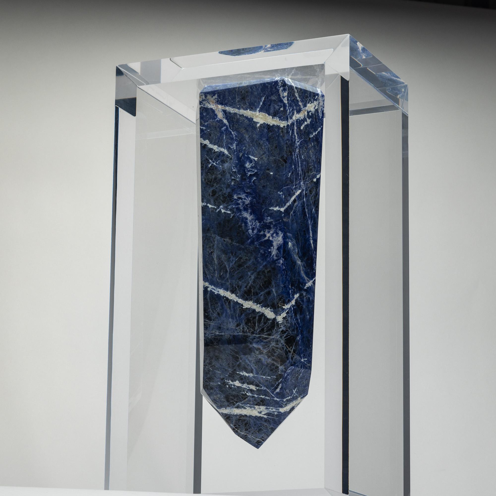 Punta di Sodalite blu brasiliana montata in un originale e versatile espositore in acrilico In condizioni Nuovo in vendita a Polanco, CDMX