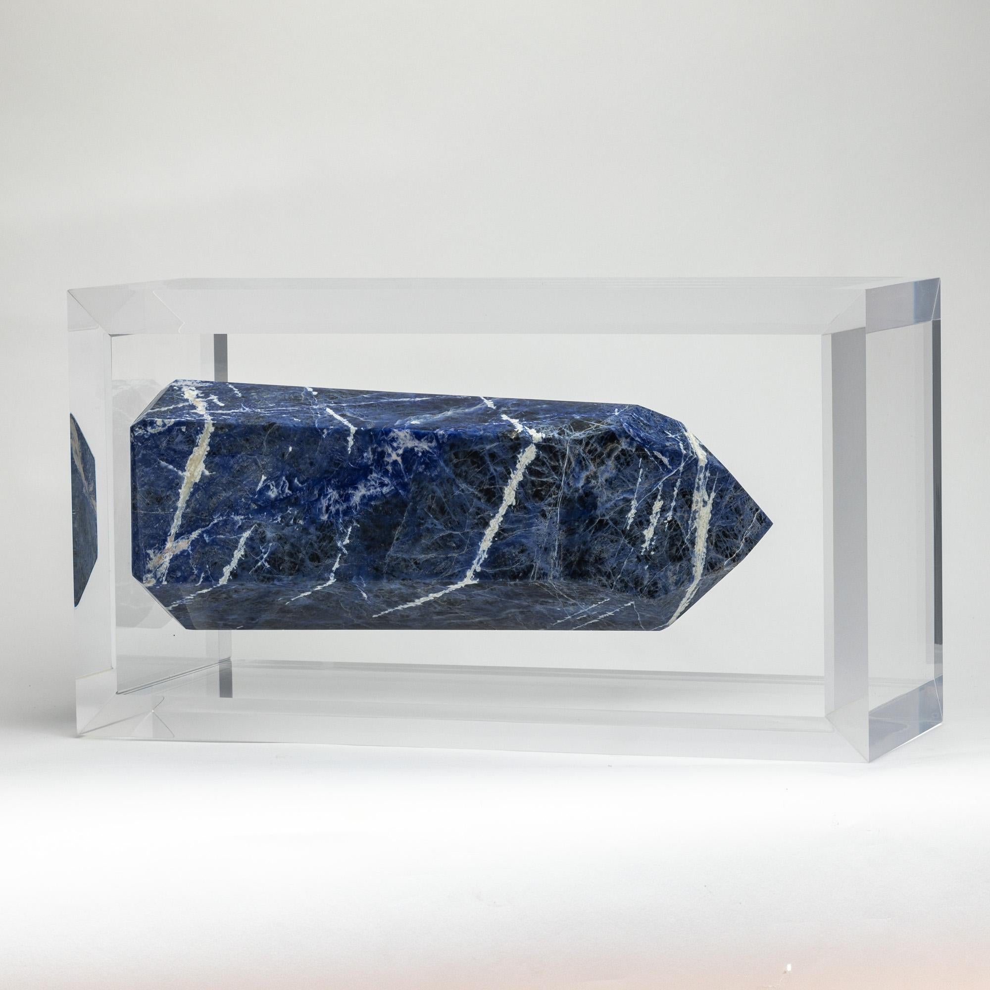 XXI secolo e contemporaneo Punta di Sodalite blu brasiliana montata in un originale e versatile espositore in acrilico in vendita