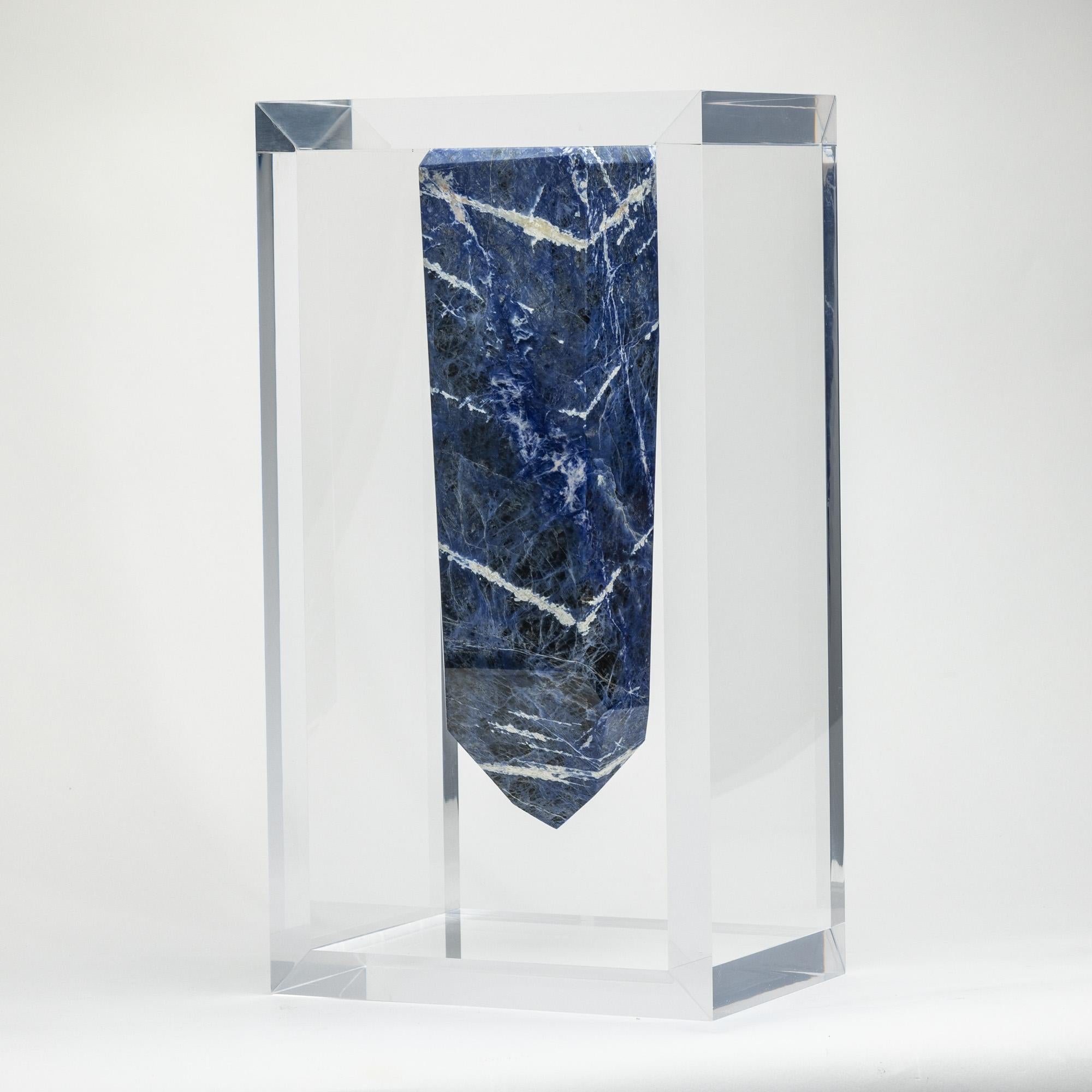 Acrilico Punta di Sodalite blu brasiliana montata in un originale e versatile espositore in acrilico in vendita