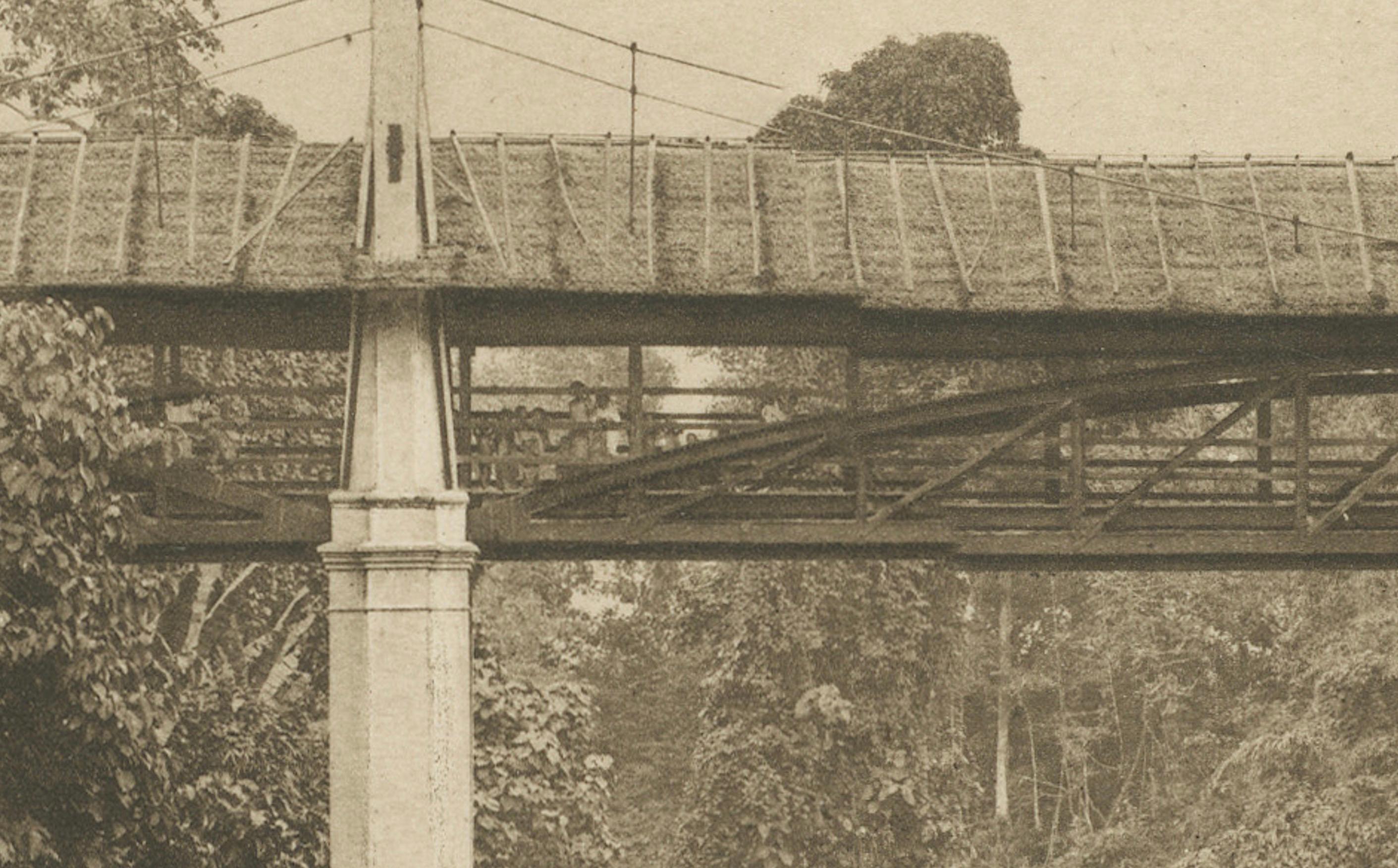 Soengei Serpa, Sumatra - Fotograbado antiguo de C.J. Kleingrothe, c.1900

Descripción:
Un sorprendente fotograbado original del renombrado fotógrafo C.J. Kleingrothe, que muestra el exuberante paisaje tropical y un puente colgante de madera que
