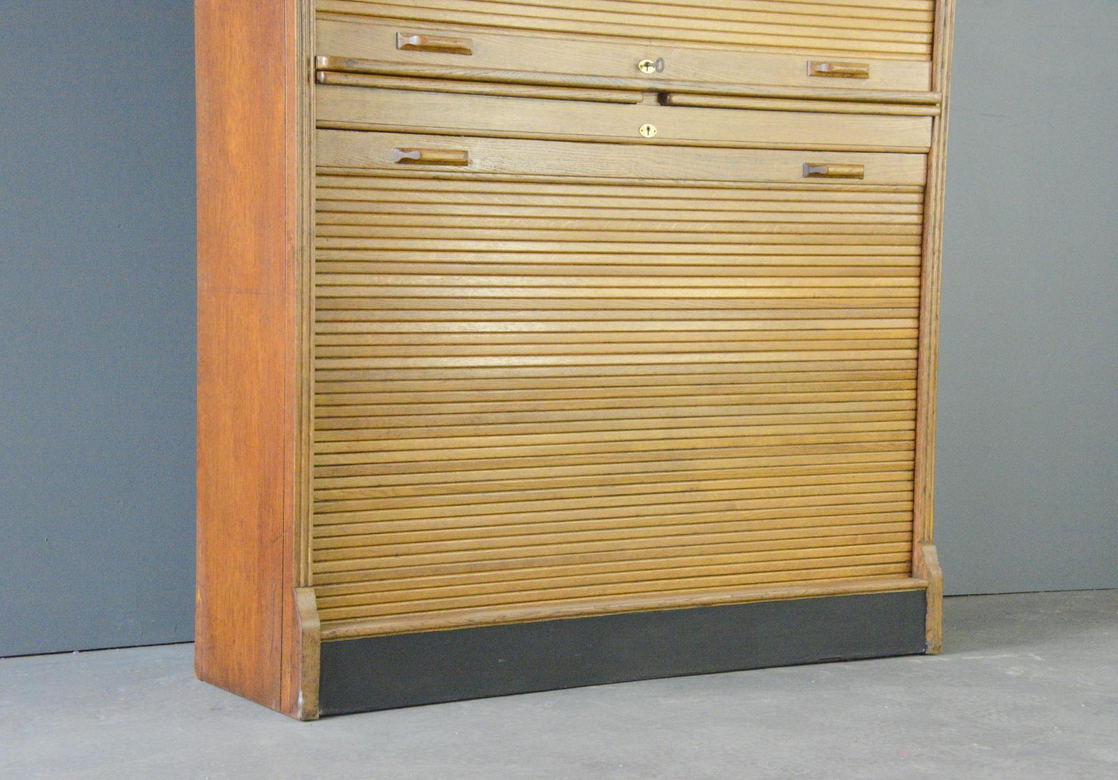 Libreria con ante a tamburo di Soennecken, circa anni '20

- 2 Persiane a tamburo
- Chiavi originali
- Maniglie originali in Oak massiccio
- Piano di lavoro estraibile con distintivo in ottone del costruttore
- Ripiani in pino con struttura in Oak
-