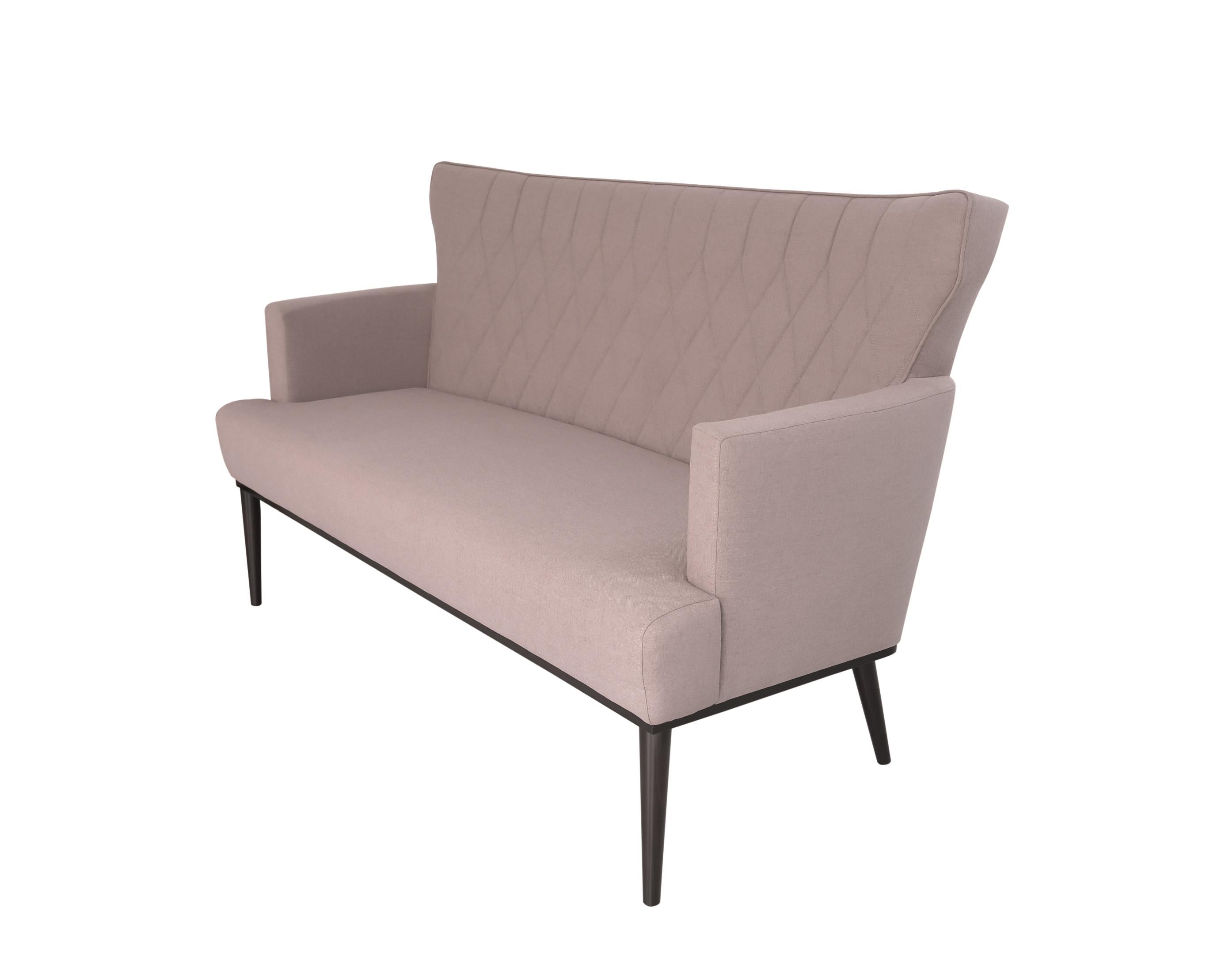 Wir präsentieren unser Majestic Sofa, eine perfekte Verbindung von Schlichtheit und Raffinesse. Dieses exquisite Möbelstück zeichnet sich durch die sorgfältig handgefertigten Nähte entlang der Rückenlehne aus, die ein einzigartiges und luxuriöses