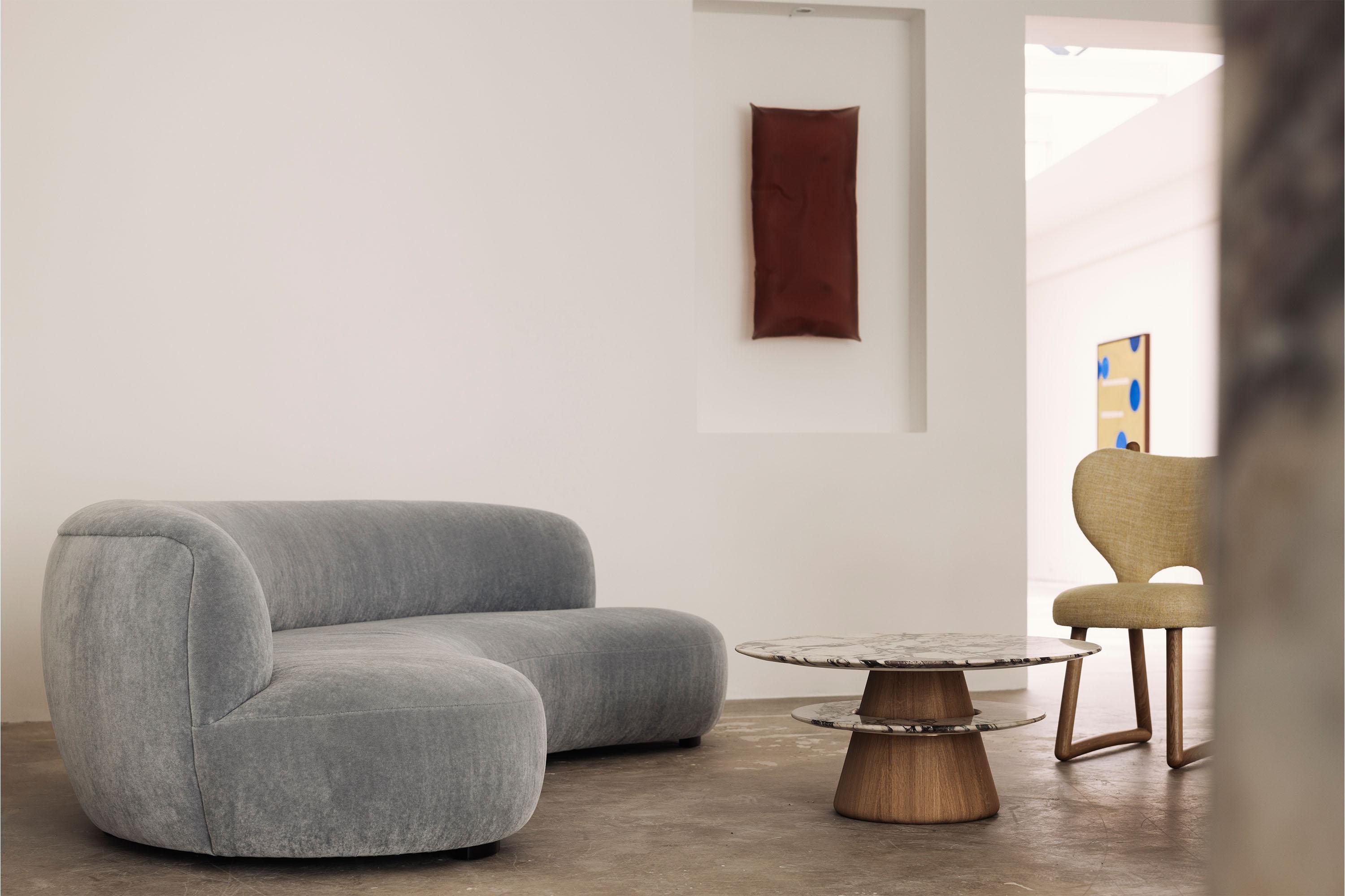 Il Divano 280 di PIERRE AUGUSTIN ROSE, modestamente chiamato così per la sua lunghezza metrica, è uno dei pezzi più iconici e venerati di Pierre Augustin Rose. Disponibile in diverse misure (190, 240, 280, 320 e 370), le linee leggere e sinuose del