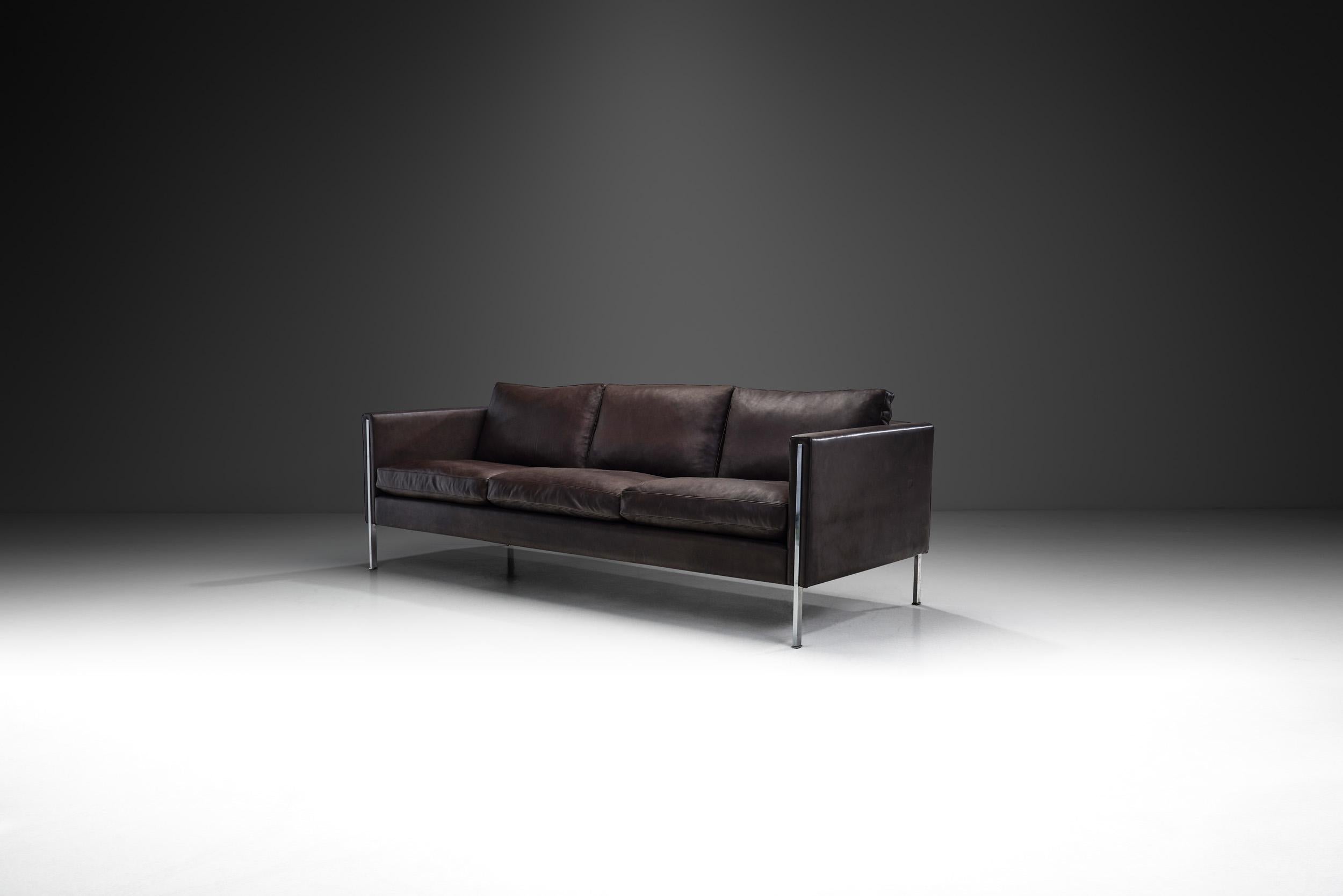 Much has been said about this sofa model, but one thing is for sure: this 1962 classic was way ahead of its time in terms of design. An iconic designer of the 1960s and 1970s, Pierre Paulin made a name for himself thanks to the modernity of his work
