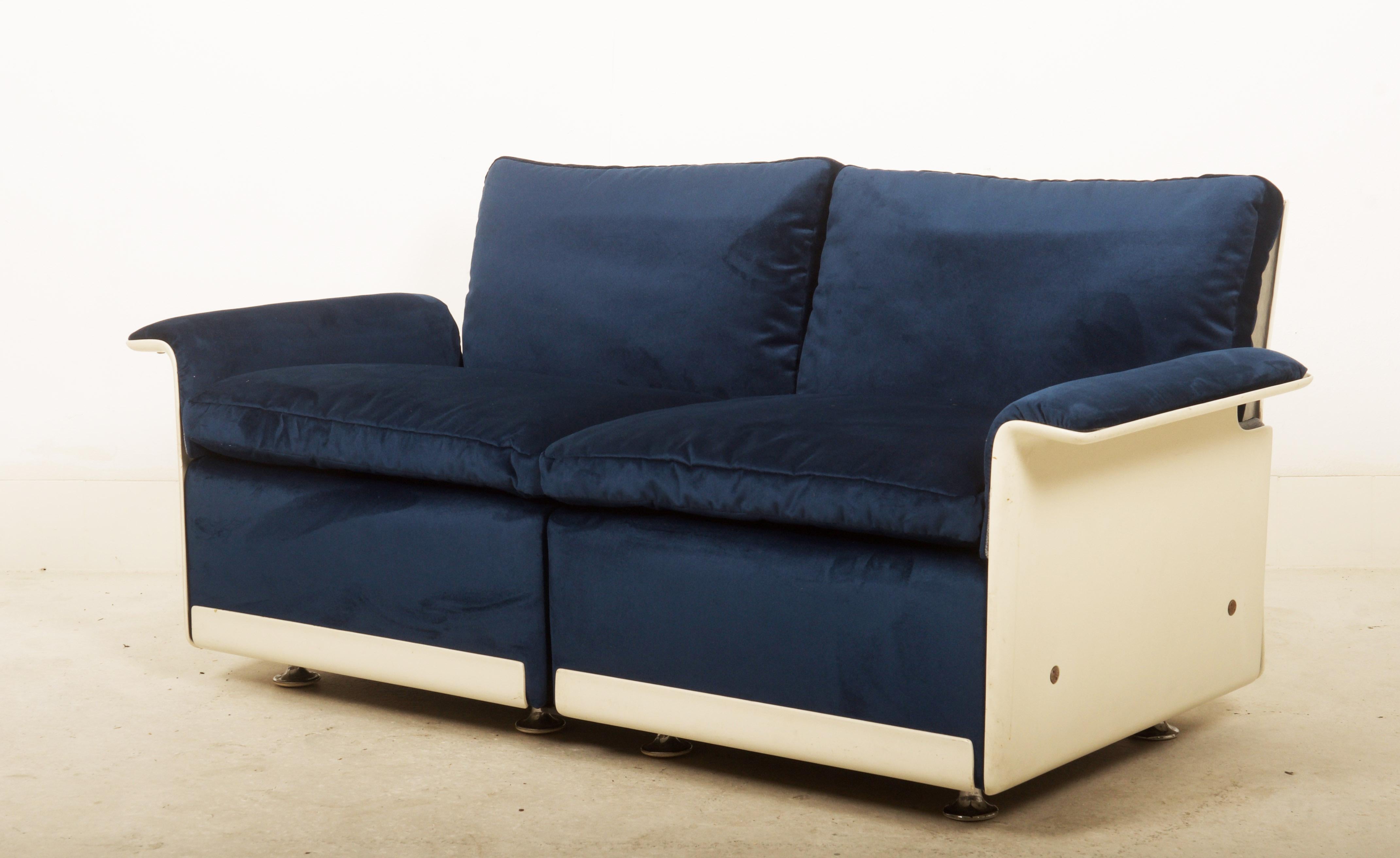 Diseño de Dieter Rams de 1962. Fabricado por Vitsoe Modelo 620
Sofá modular de dos plazas que puede ampliarse a petición a 5 plazas, el precio del segmento adicional es de 3300usd. Armazón de plástico pintado de color crema/gris reforzado con fibra