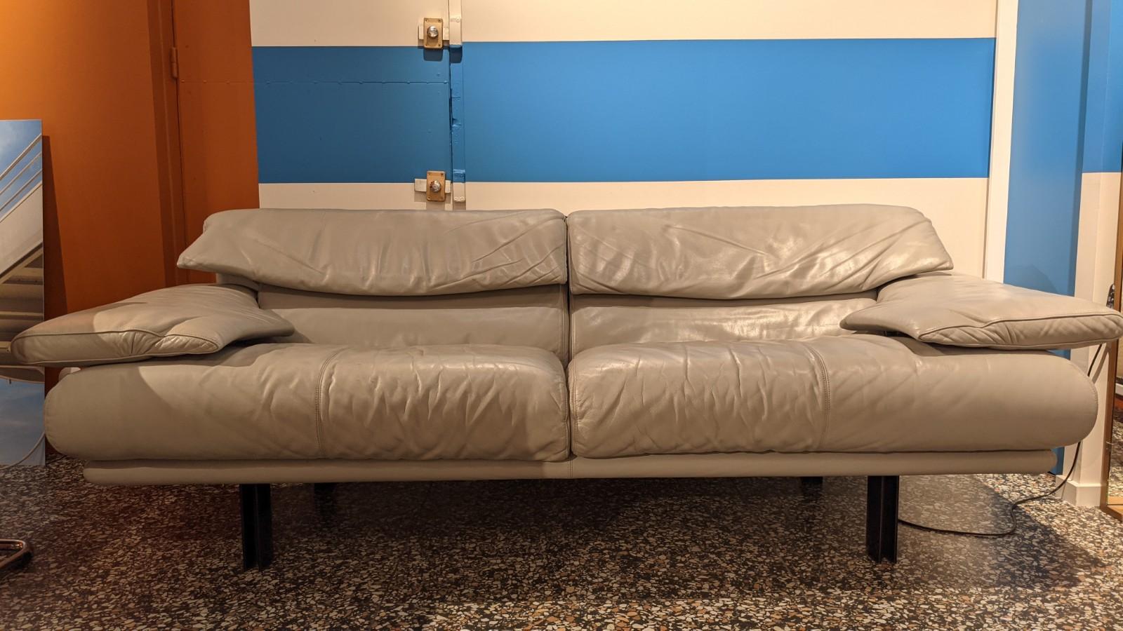 Sofa in grey leather 'Alanda', designed by Paolo Piva for B&B Italia. 
3 seats, clean lines, adjustable arms and back, original upholstery. 
Black metal legs.
It is very comfortable.

Measures: Width : 210 cm
Height : 90 cm
Depth : 98 cm.
 