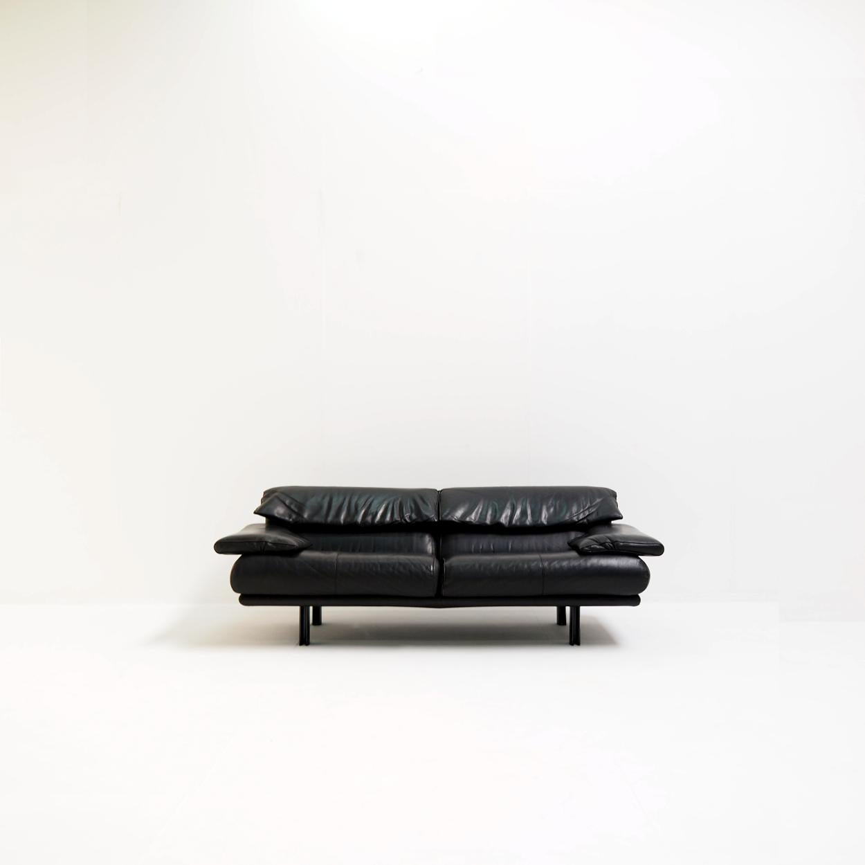 Avec le canapé Alanda par Paolo Piva pour B&B Italia, vous possédez une touche de l'héritage du design italien qui est moderne dans l'esprit, polyvalent dans l'utilisation, et construit pour durer.

En s'adaptant facilement à vos différentes