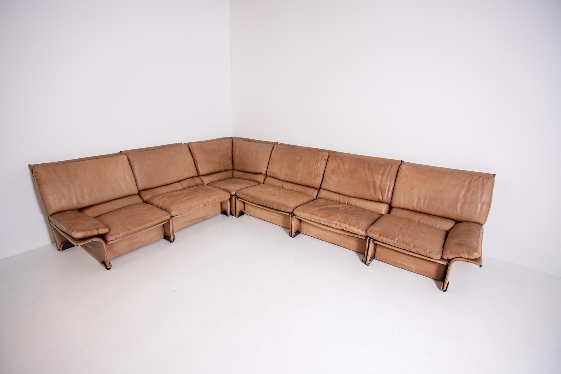 Sofa and 6-piece set of armchairs by Titina Ammanati, Giampiero Vitelli for Brunati, 1976. The armchairs have a metal frame with leather upholstery.
Marked 'Brunati Italia' in the foot at the bottom of each seat. The particularity of the set is in