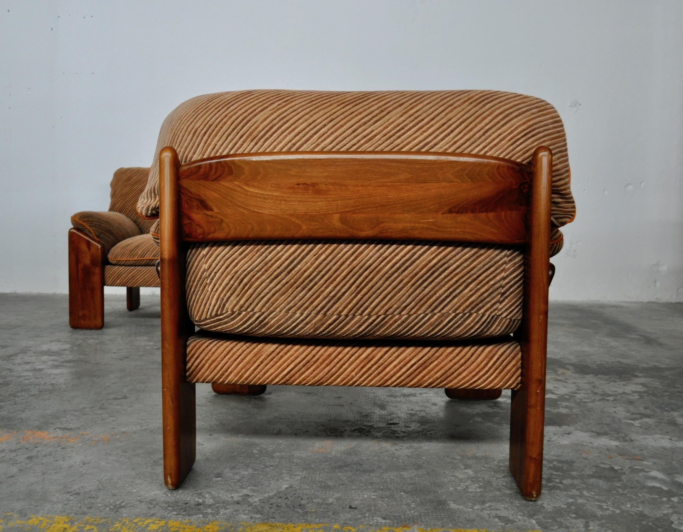 Sofa and Armchairs in Walnut Wood by Mobil Girgi, 1970s For Sale 4